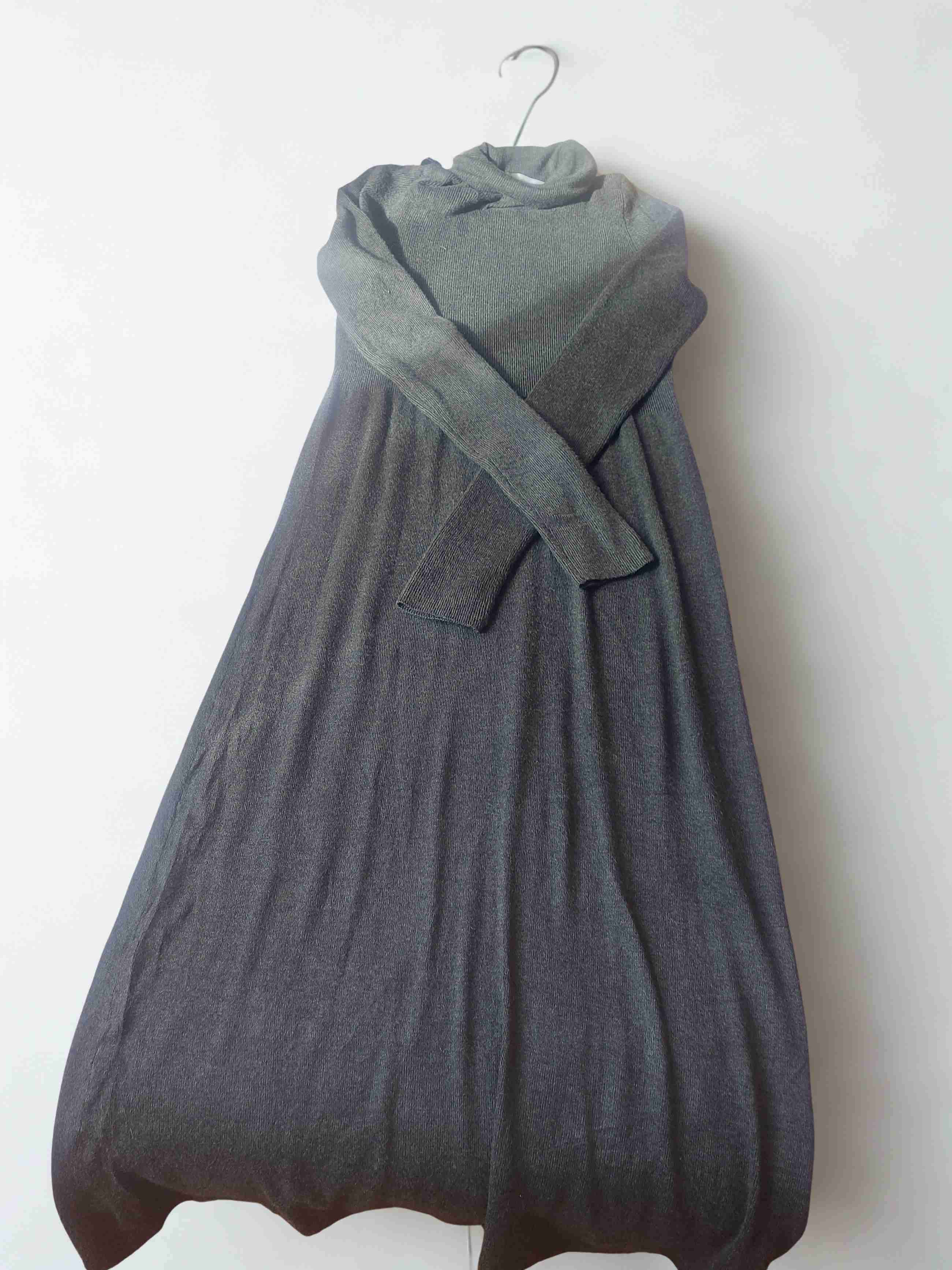 Vestido de punto gris. Zara. - miniatura 3