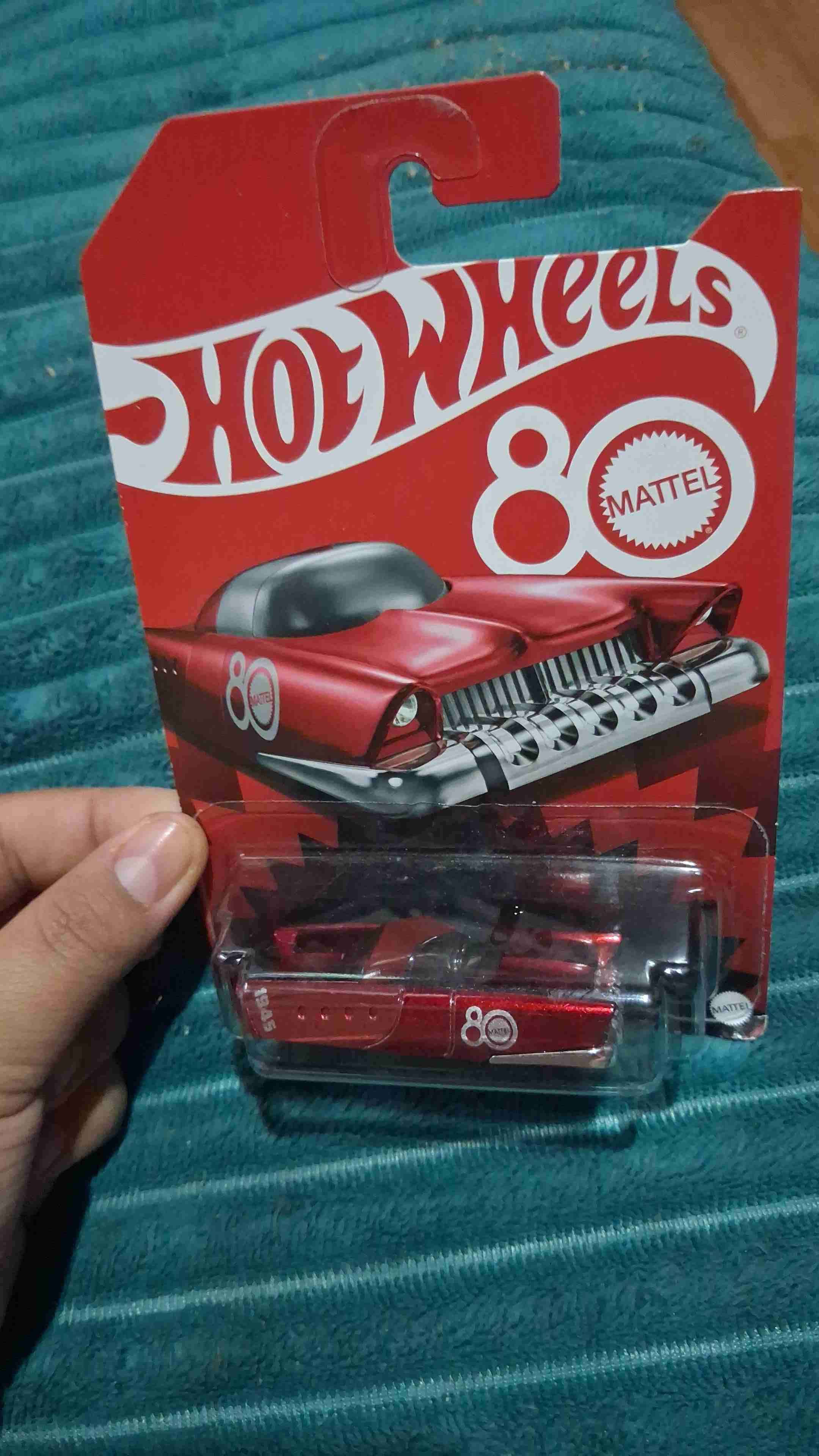 Auto Hot Wheels rojo 80 Aniversario