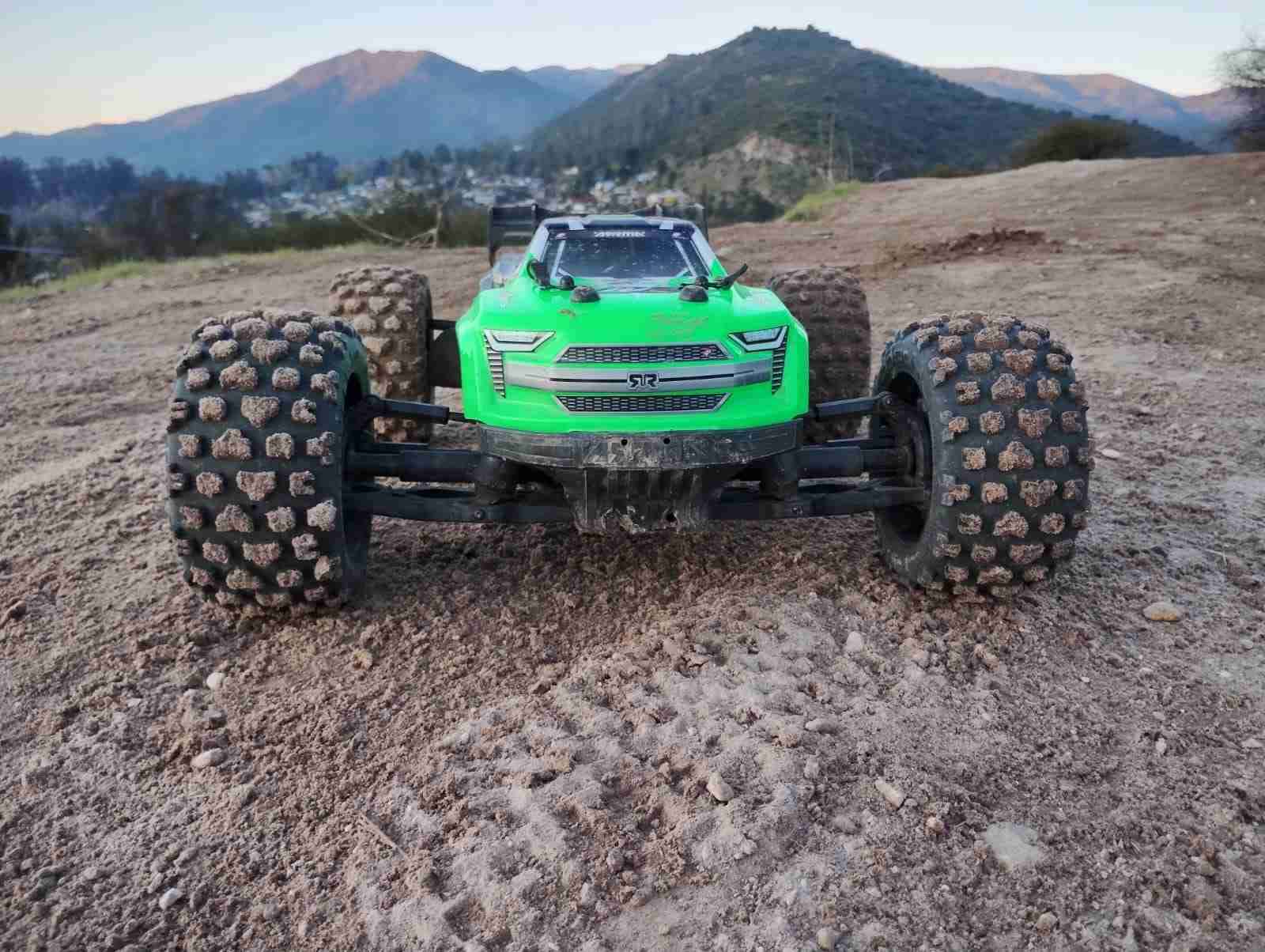 Auto RC arrma kraton - miniatura 1