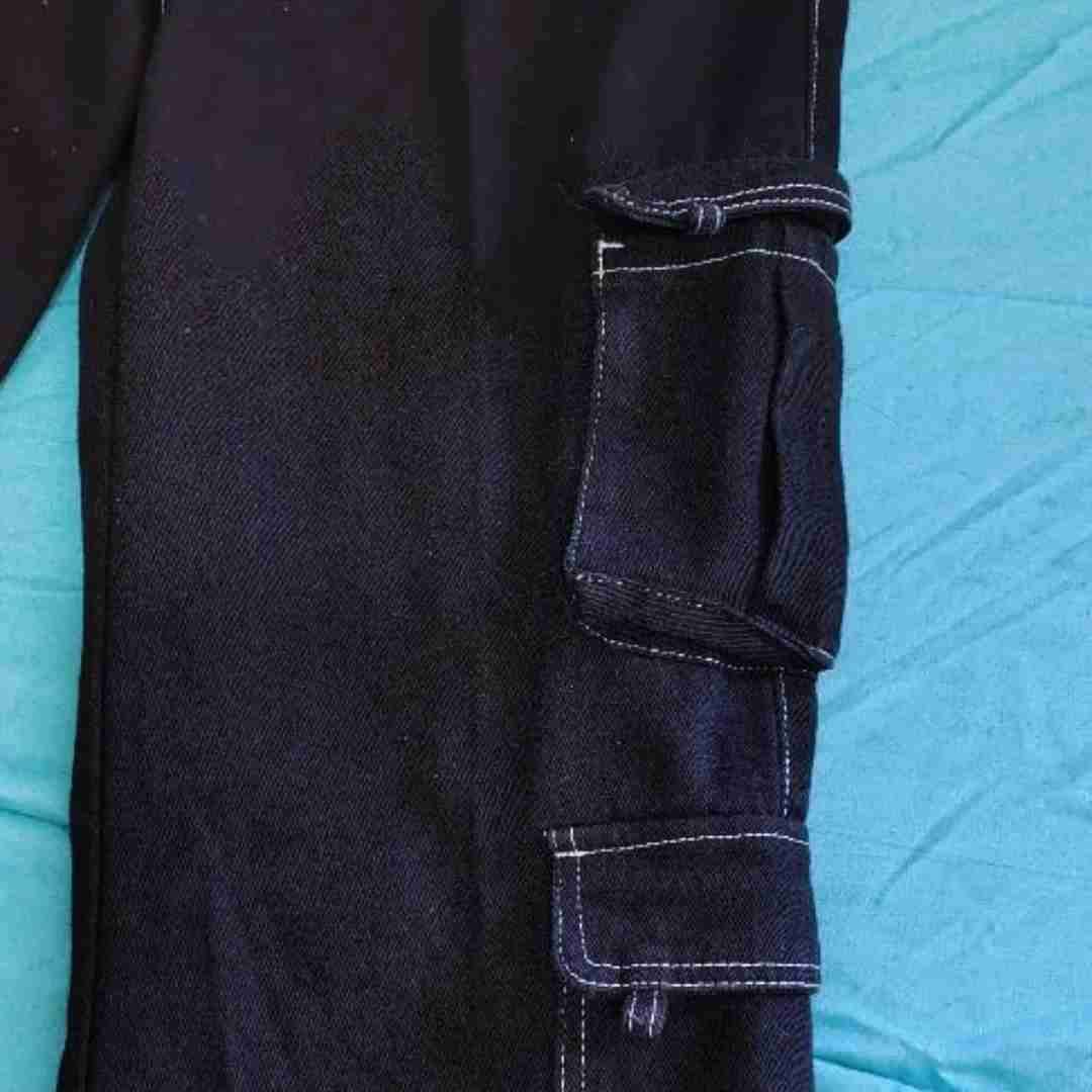 Pantalones cargo negros - miniatura 2