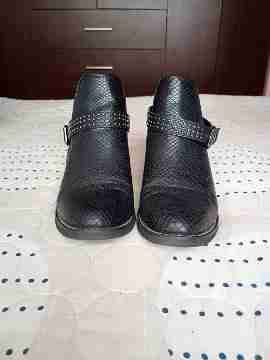 Botines negros de cuero sintético marca Chalada - miniatura 2