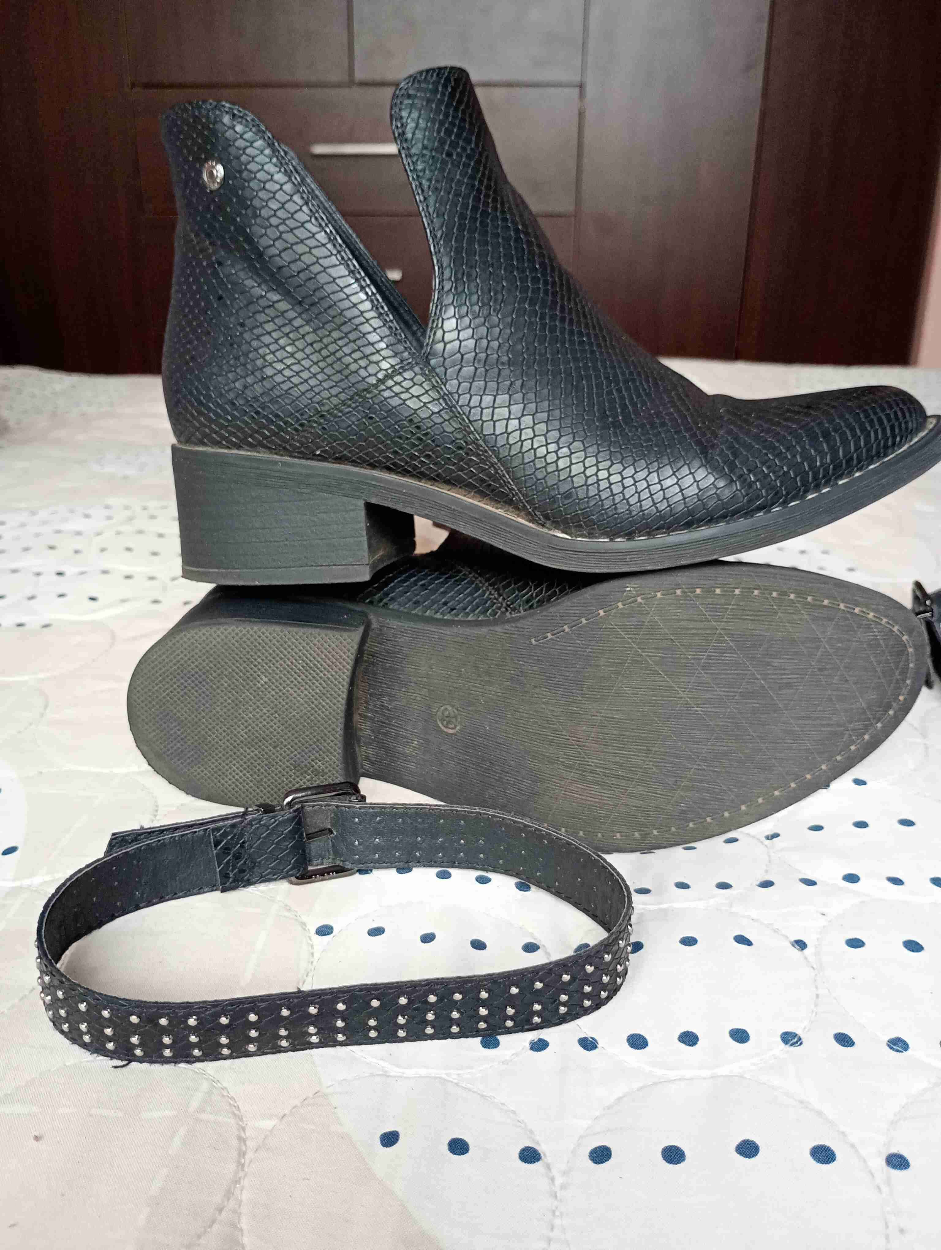 Botines negros de cuero sintético marca Chalada - miniatura 3