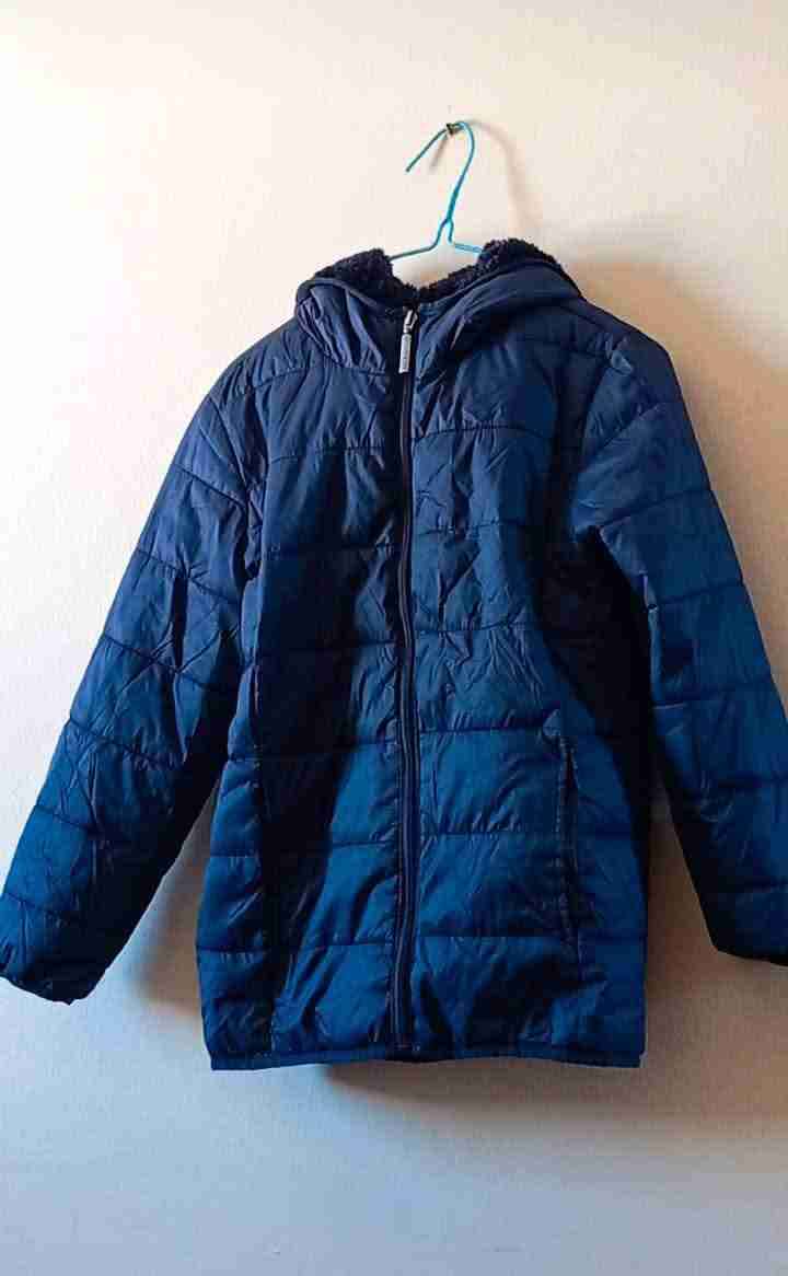 Chaqueta azul con capucha - miniatura 1