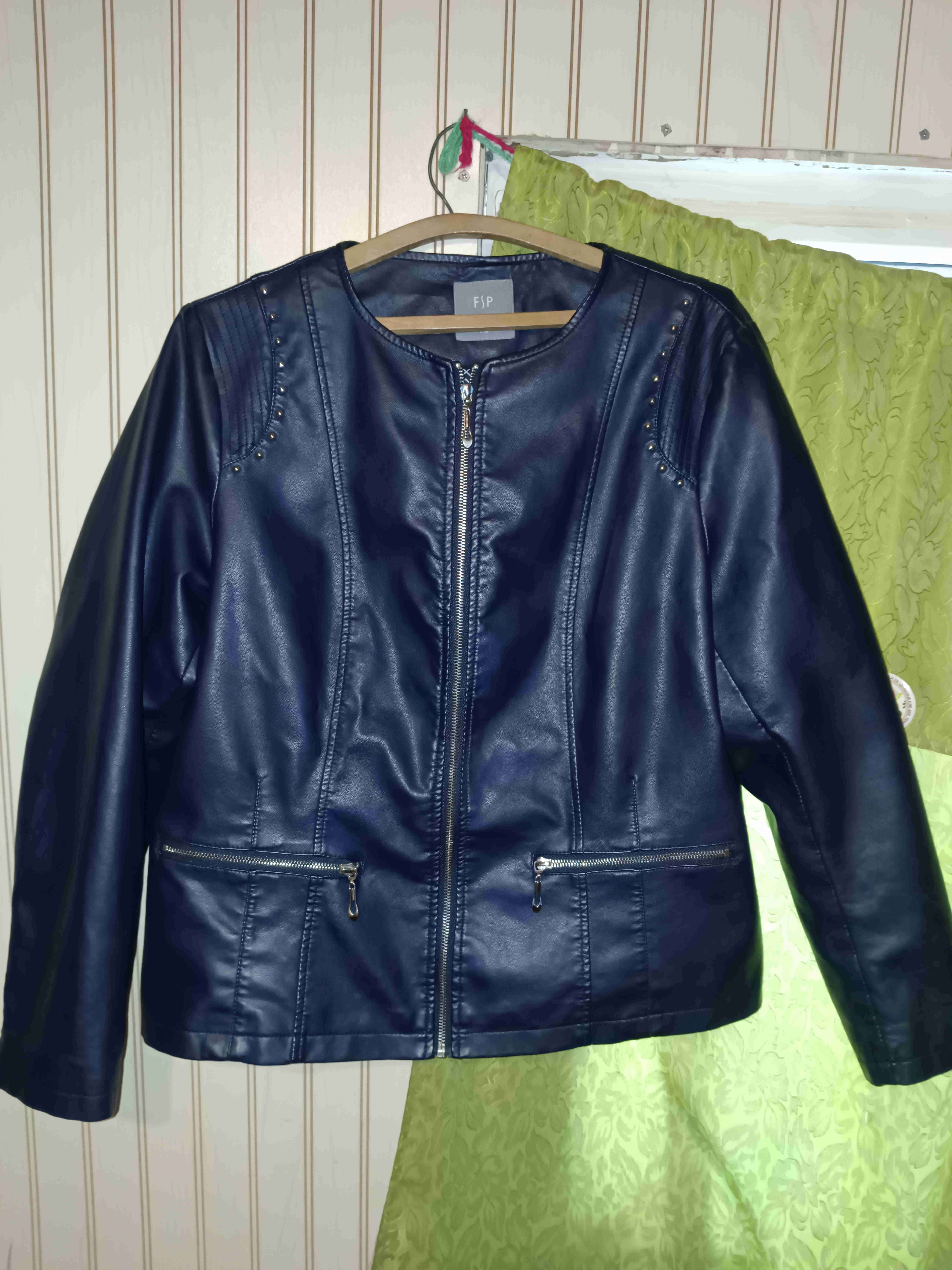 Chaqueta de cuero azul con tachas