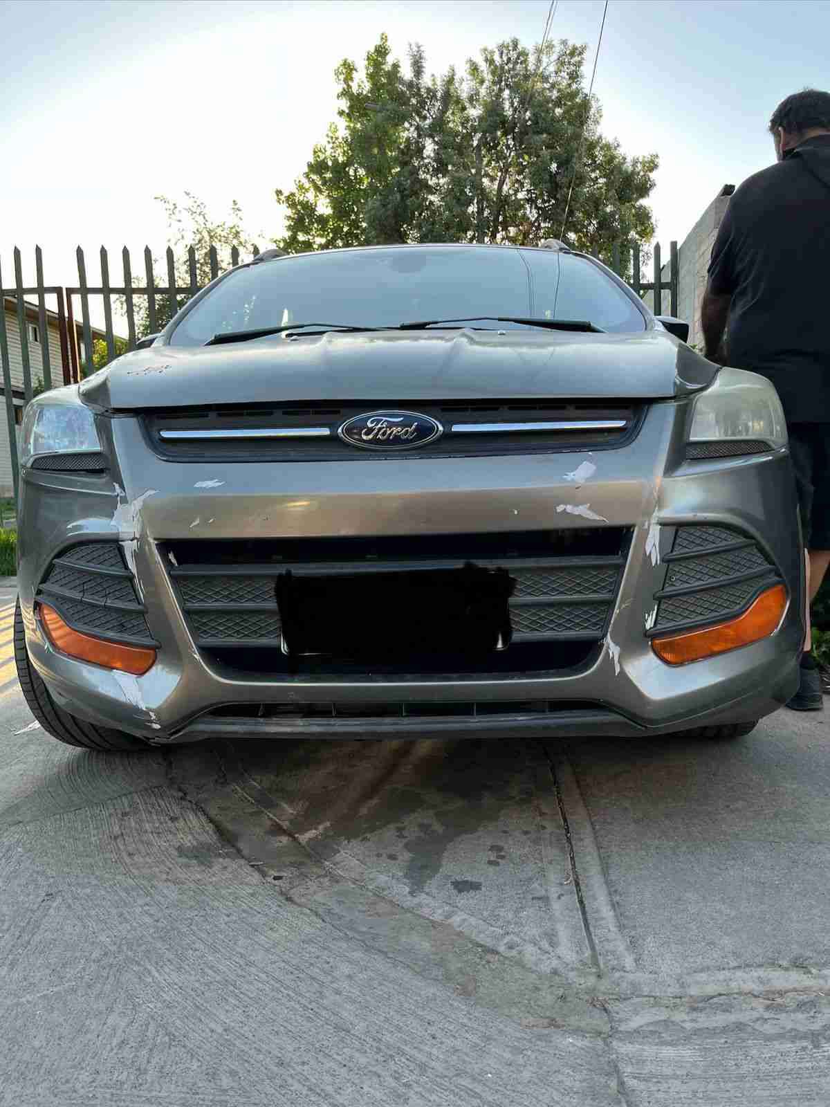 SUV gris en buen estado - miniatura 3