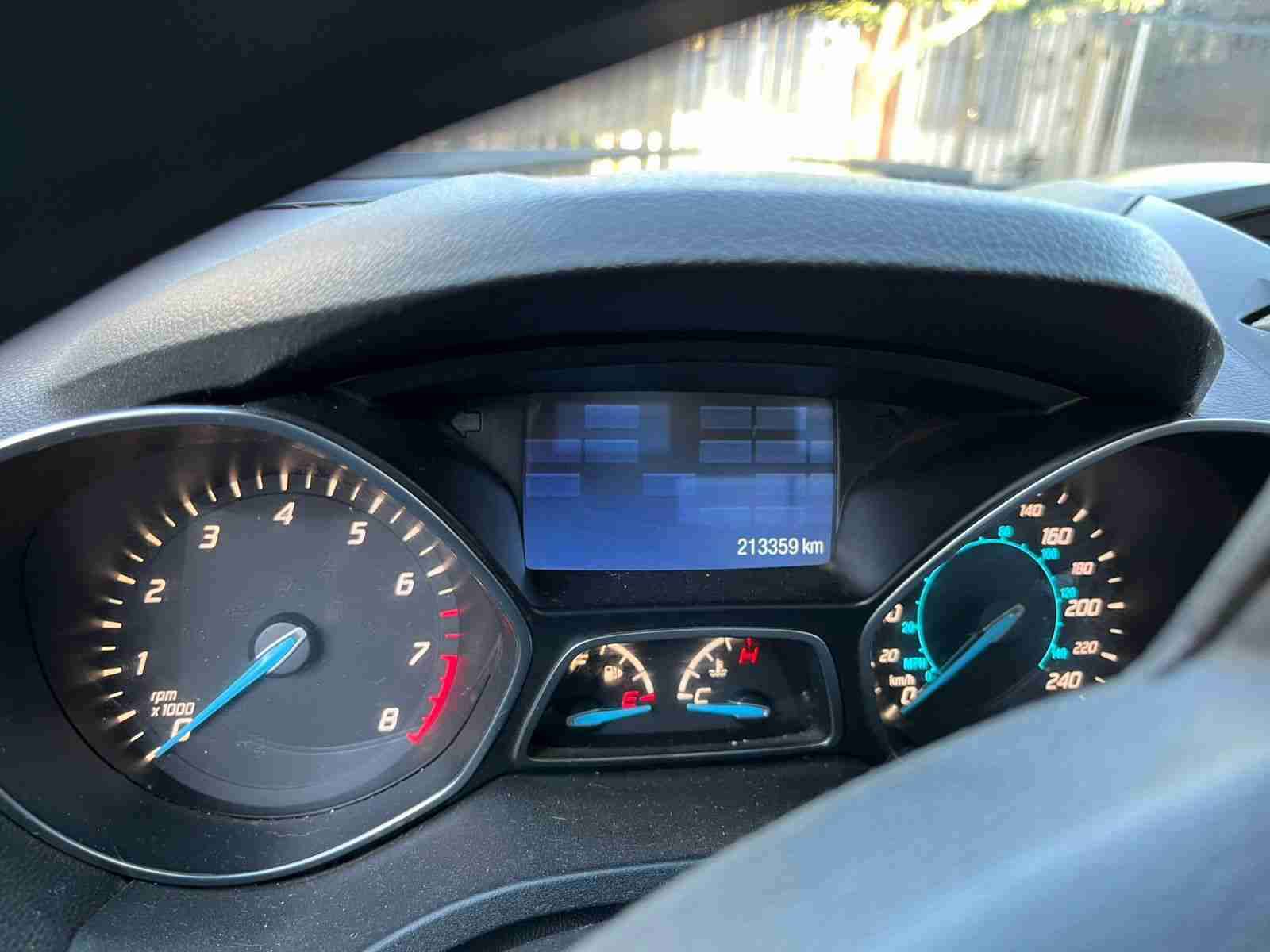 SUV gris en buen estado - miniatura 4