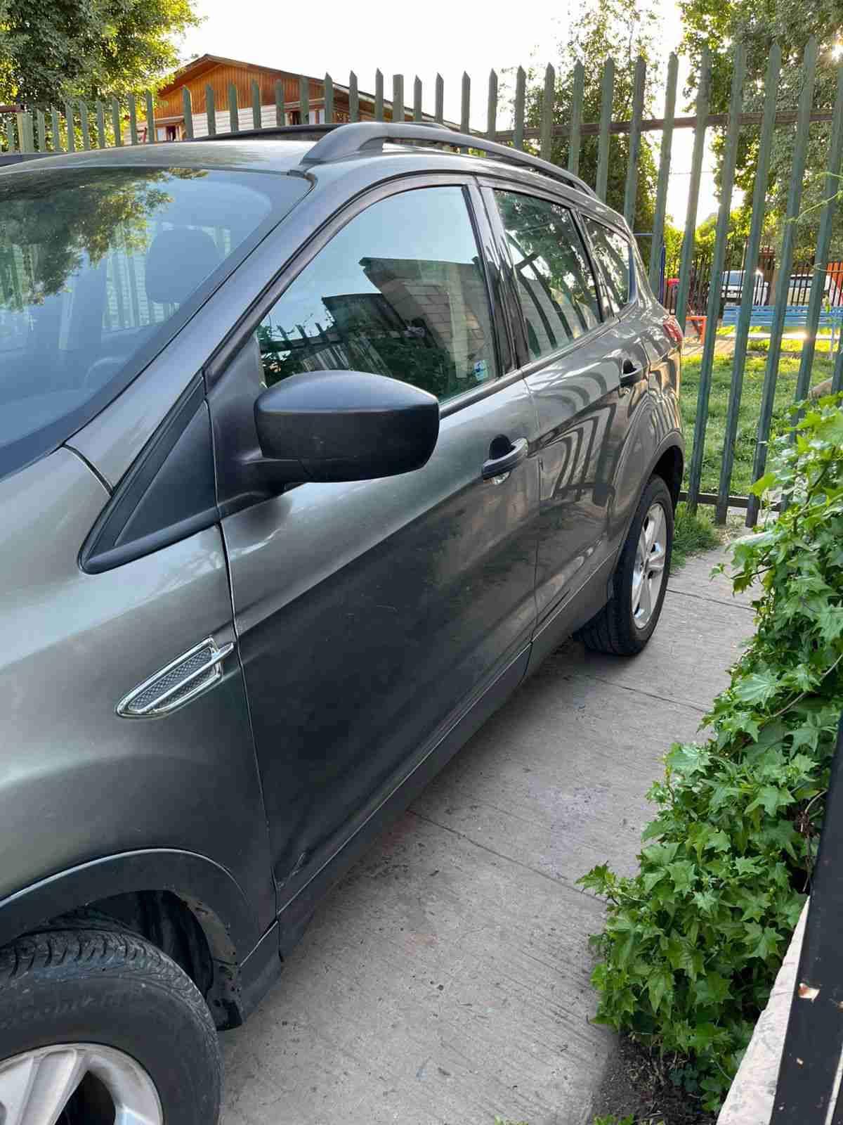 SUV gris en buen estado - miniatura 5