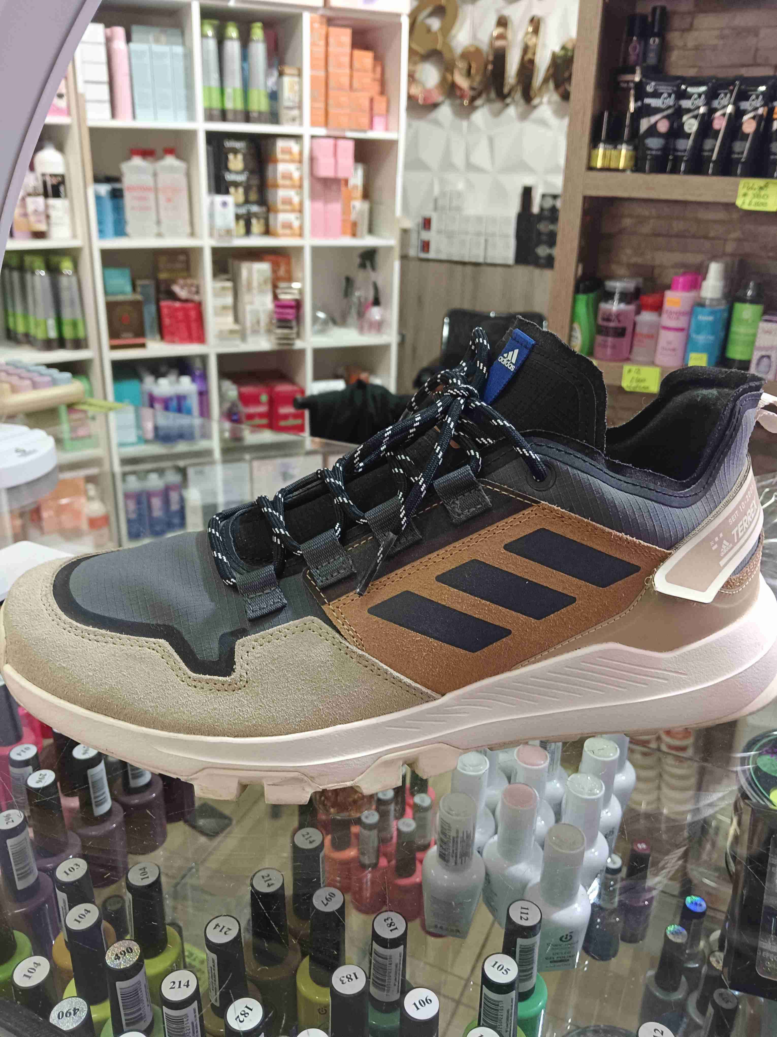 Zapatillas deportivas negras y marrones - miniatura 1