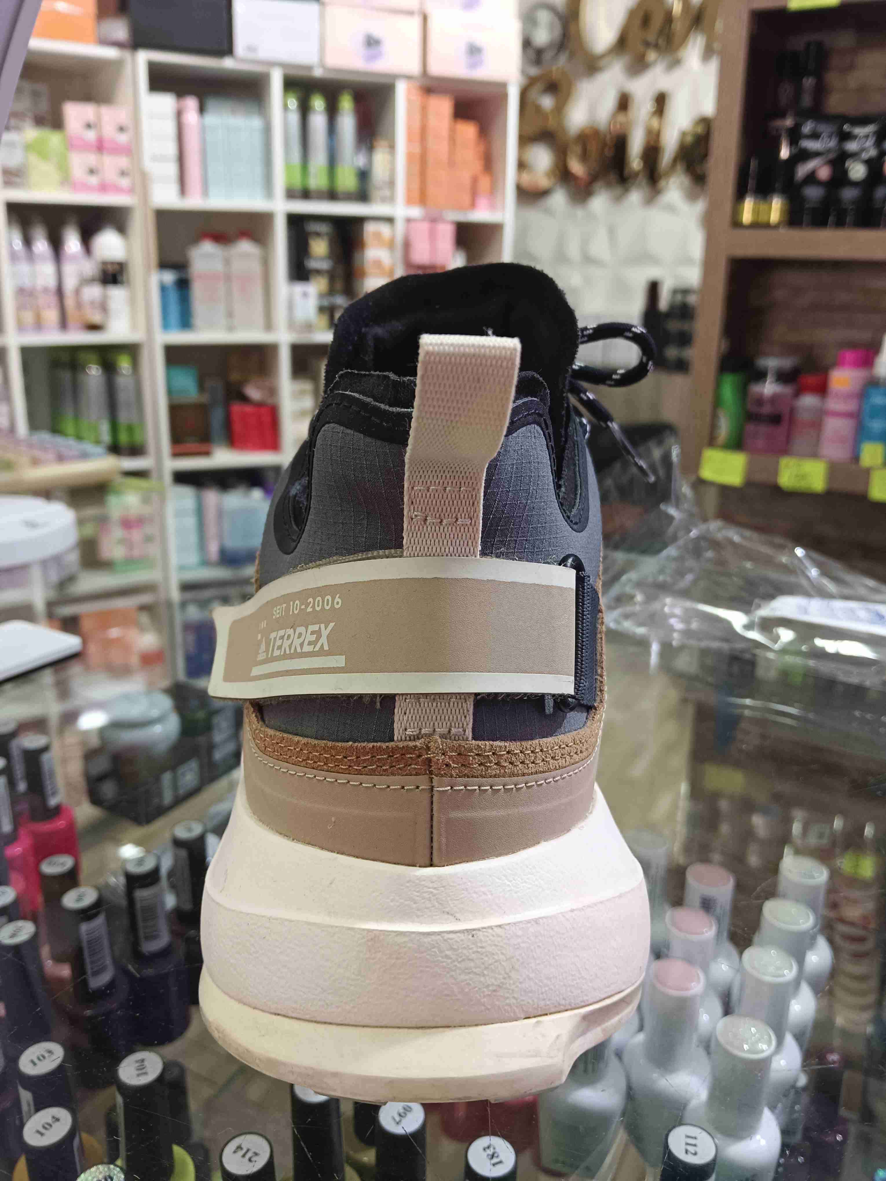 Zapatillas deportivas negras y marrones - miniatura 3