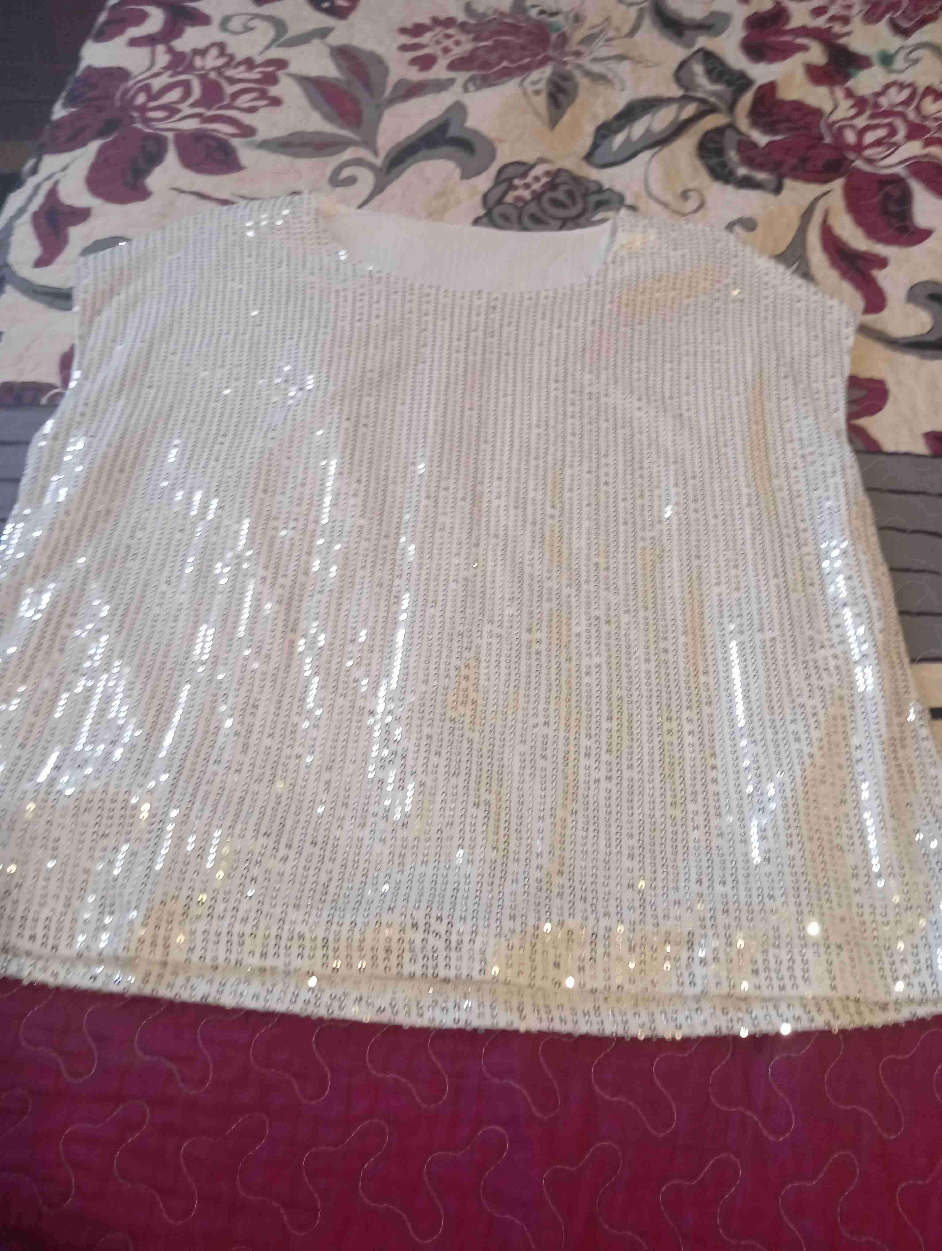 Blusa blanca con lentejuelas