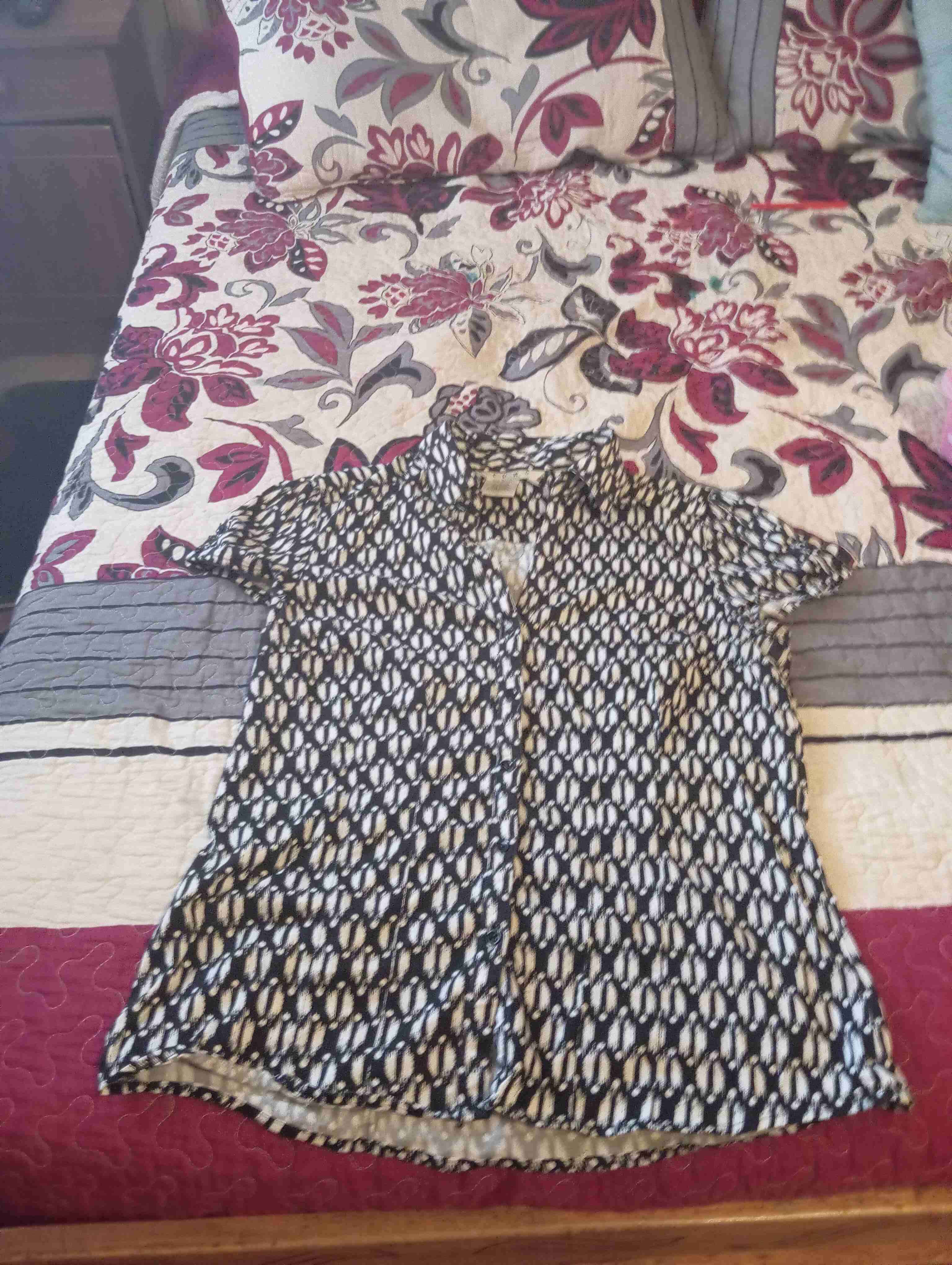 Blusa estampada en blanco y negro