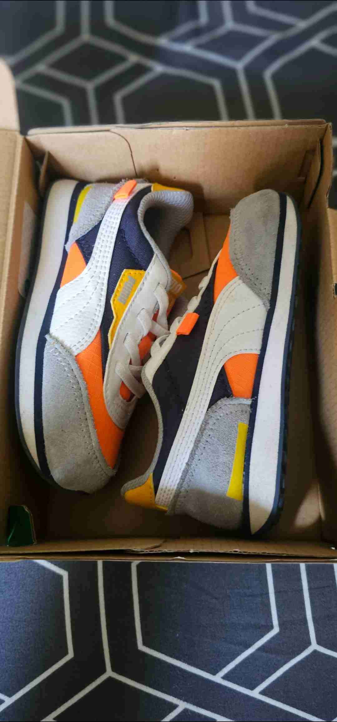 Zapatillas deportivas gris y naranjas