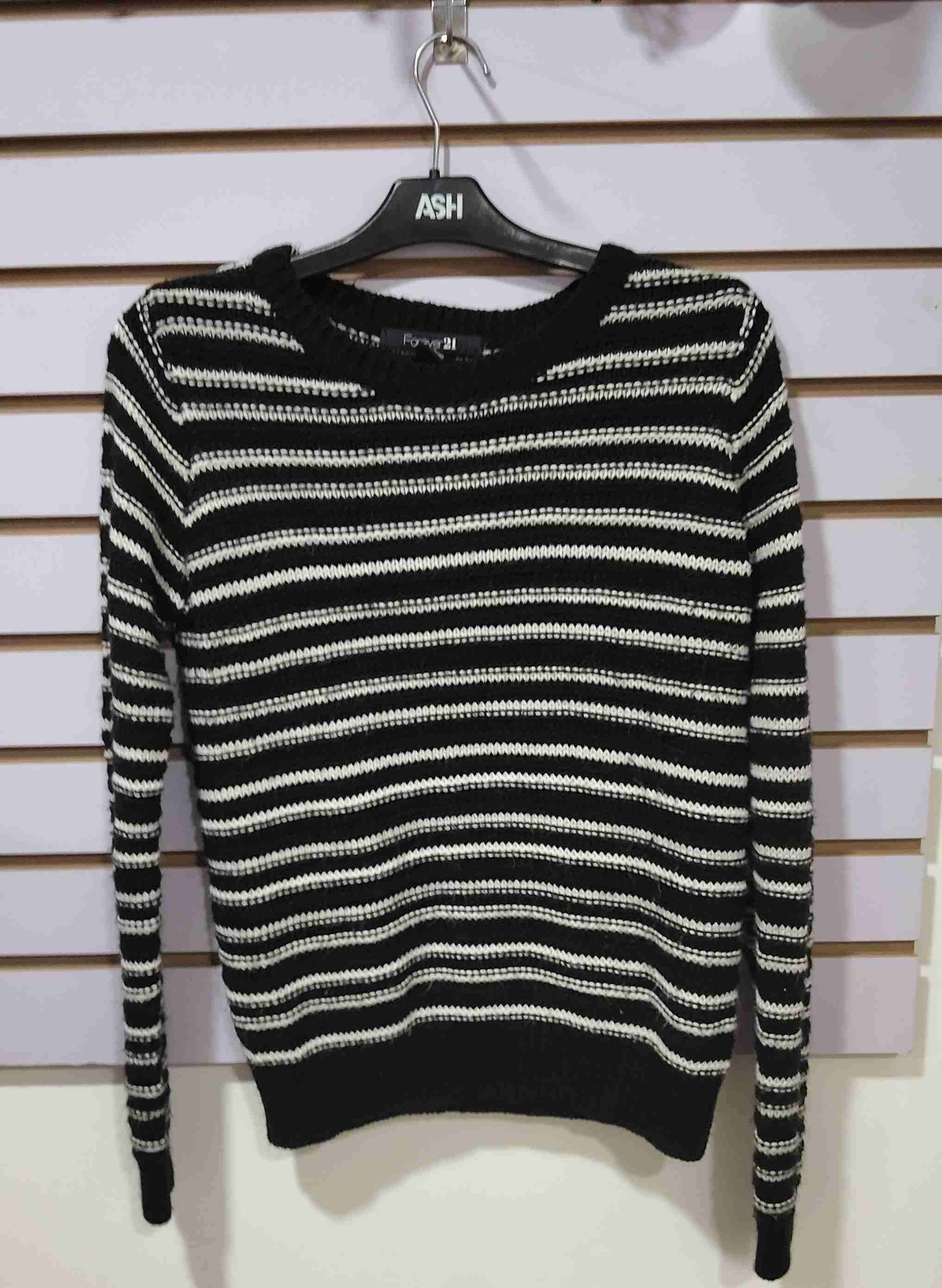 Suéter rayado negro y blanco