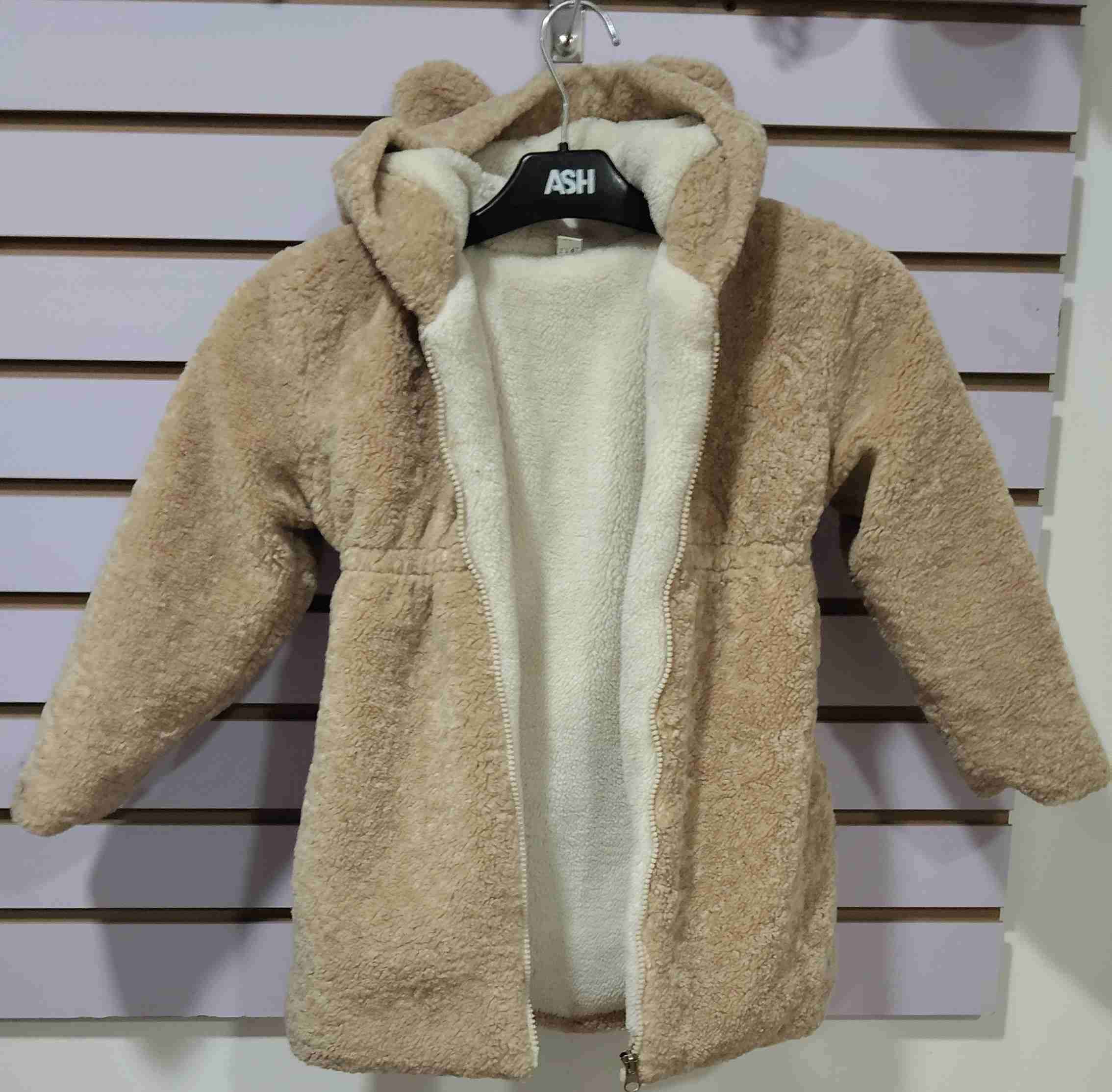 Abrigo peludo beige para niña