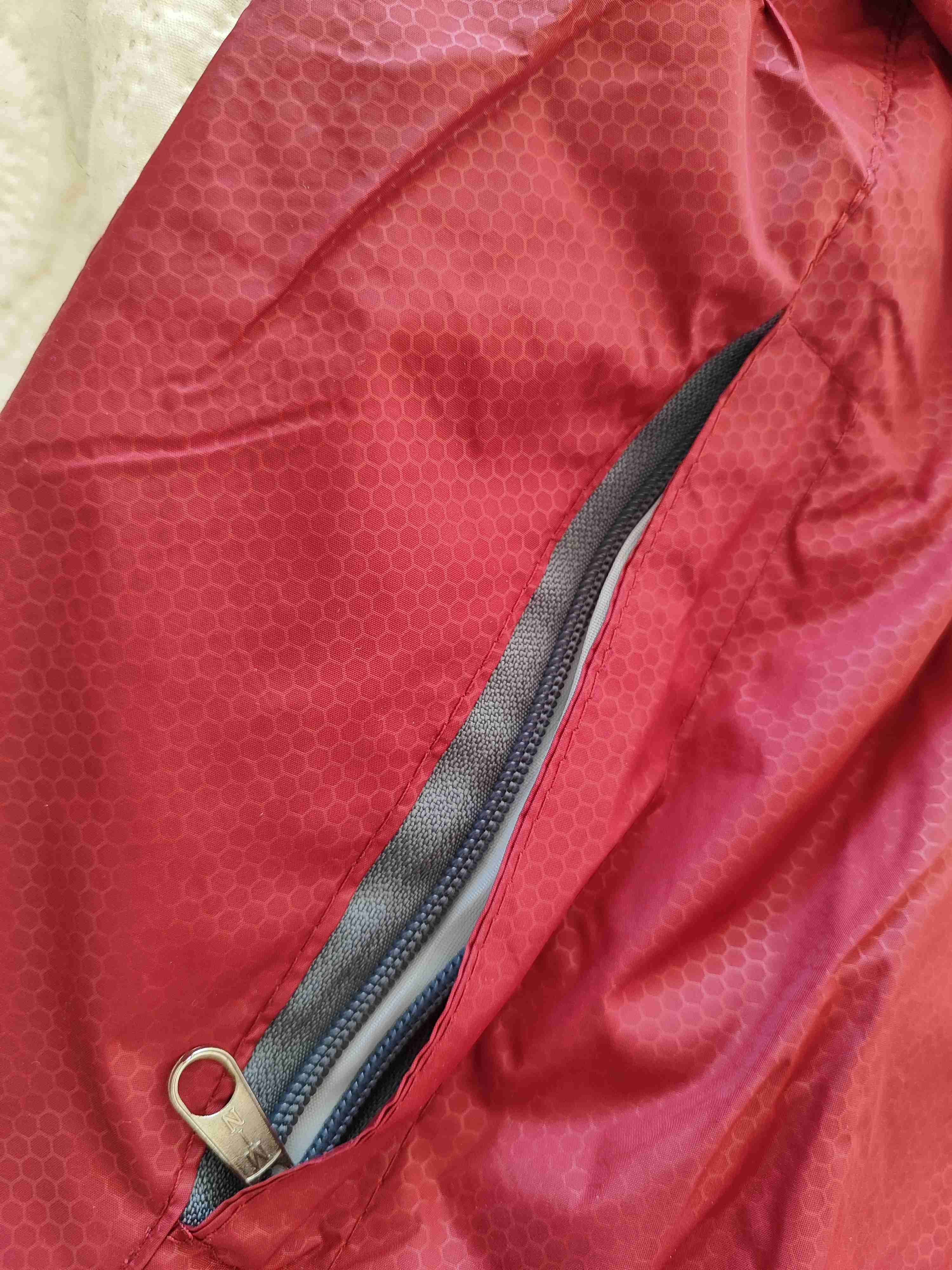 Chaqueta impermeable roja - miniatura 3