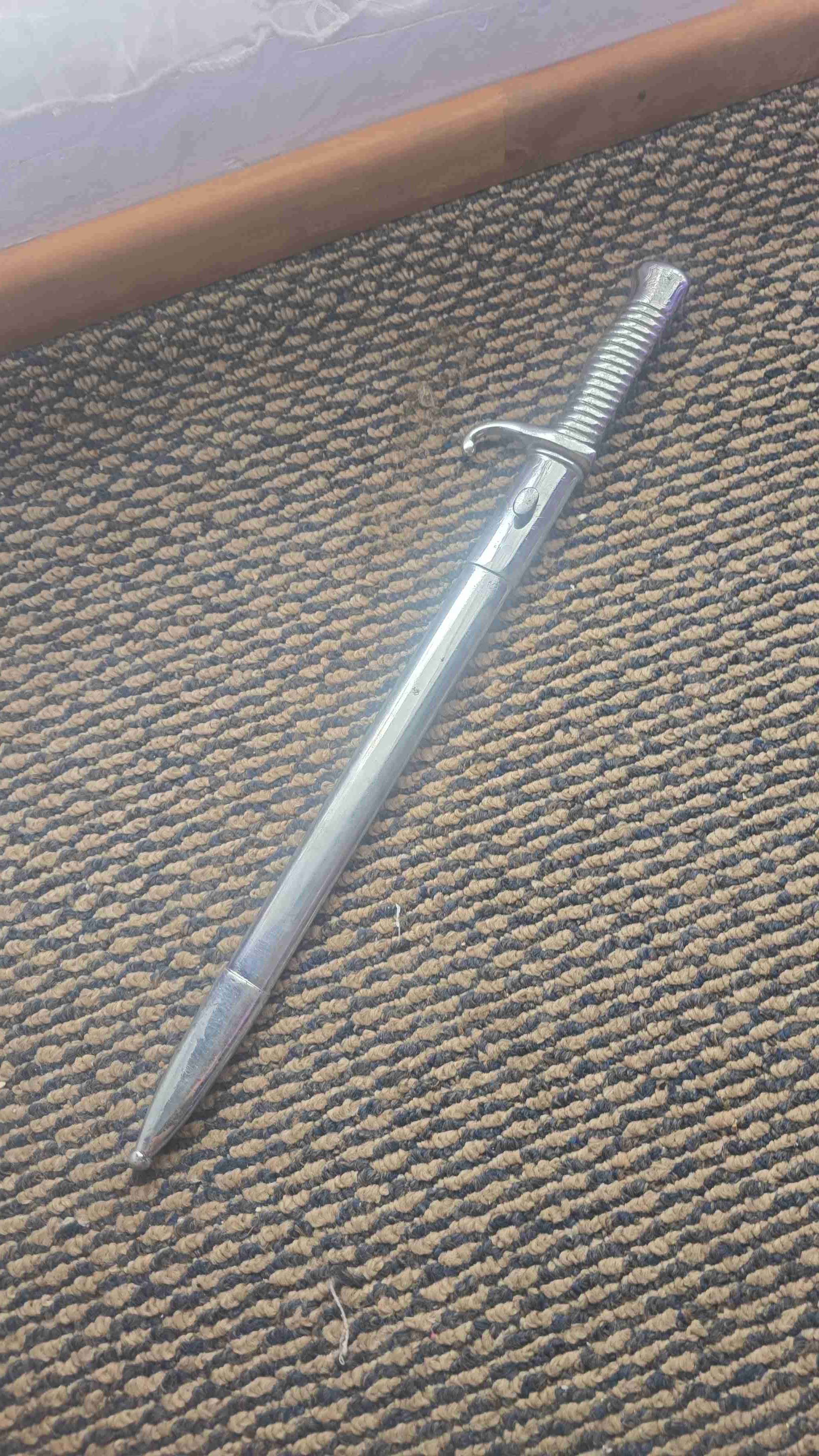 Bayoneta decorativa de metal plateado - miniatura 1