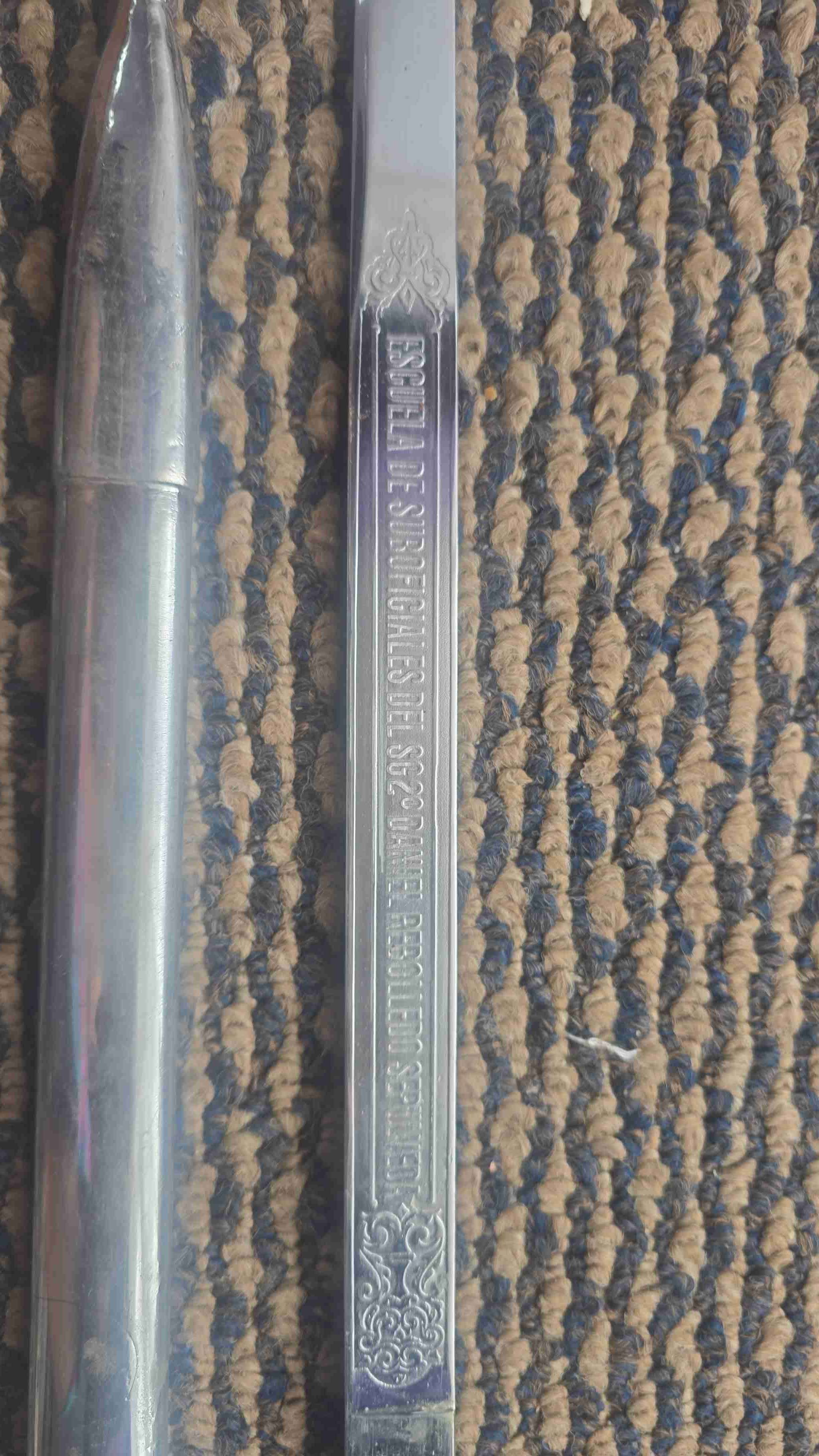 Bayoneta decorativa de metal plateado - miniatura 2