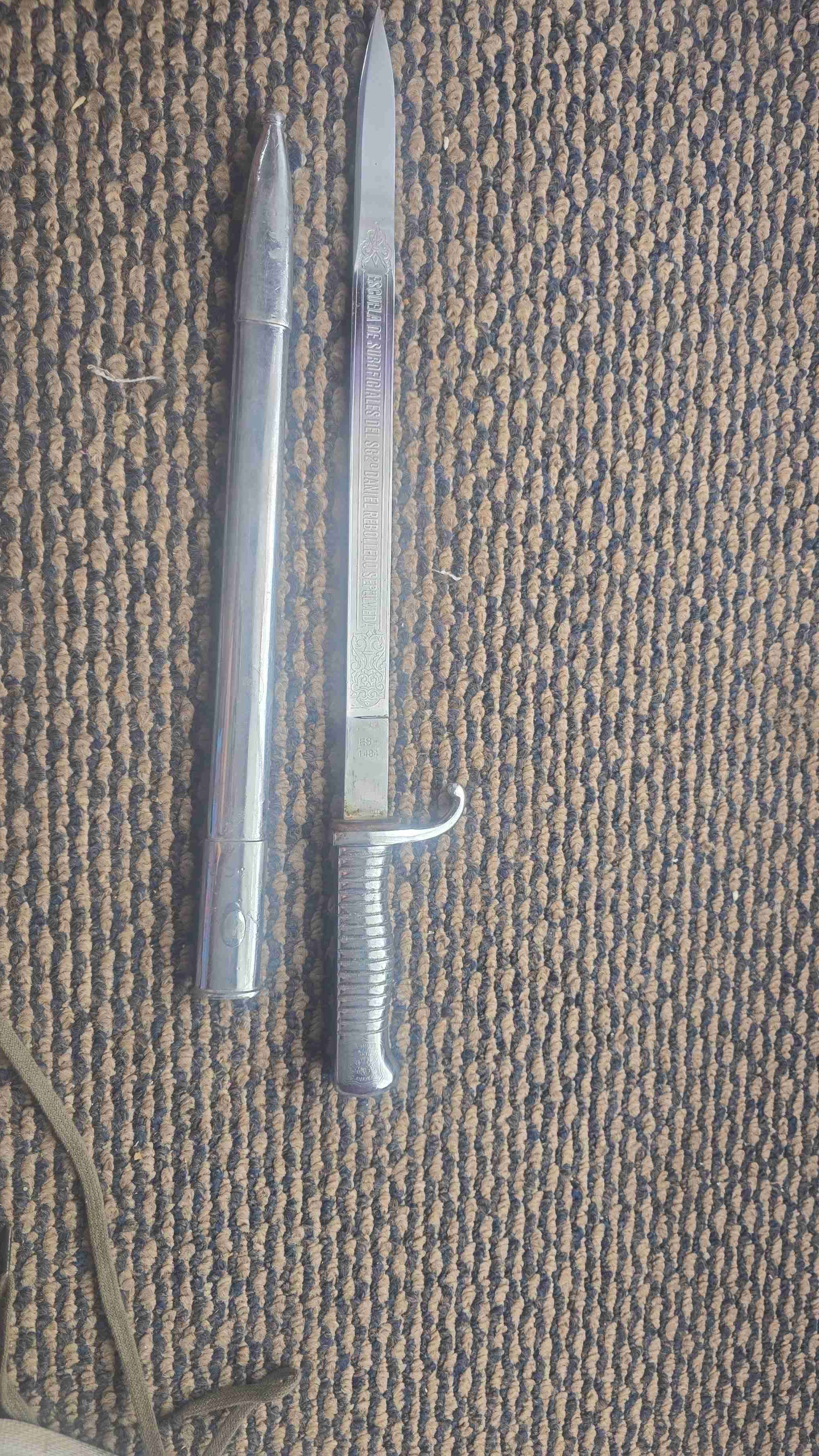 Bayoneta decorativa de metal plateado - miniatura 3