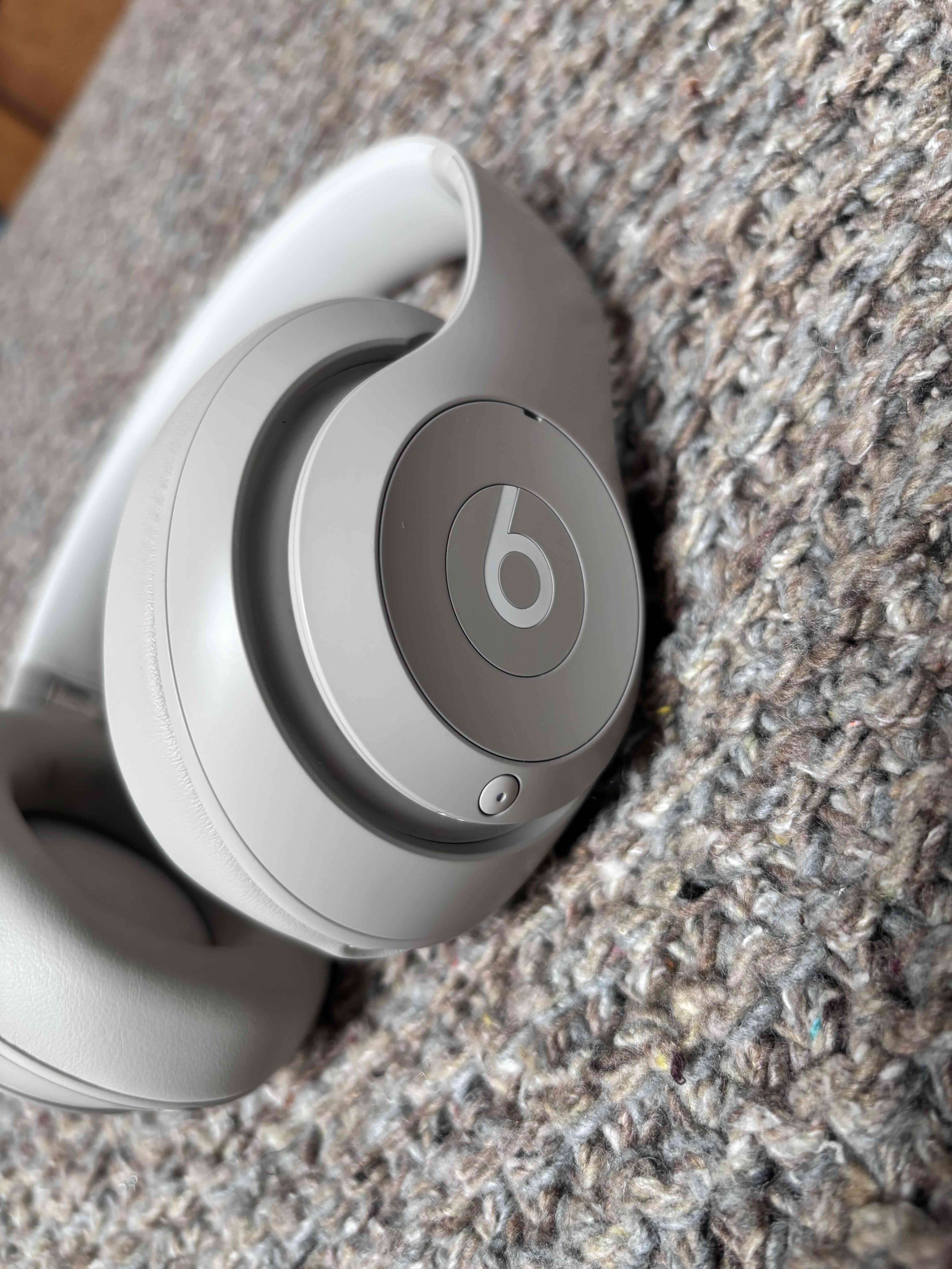 Audífonos Beats gris claro - miniatura 1