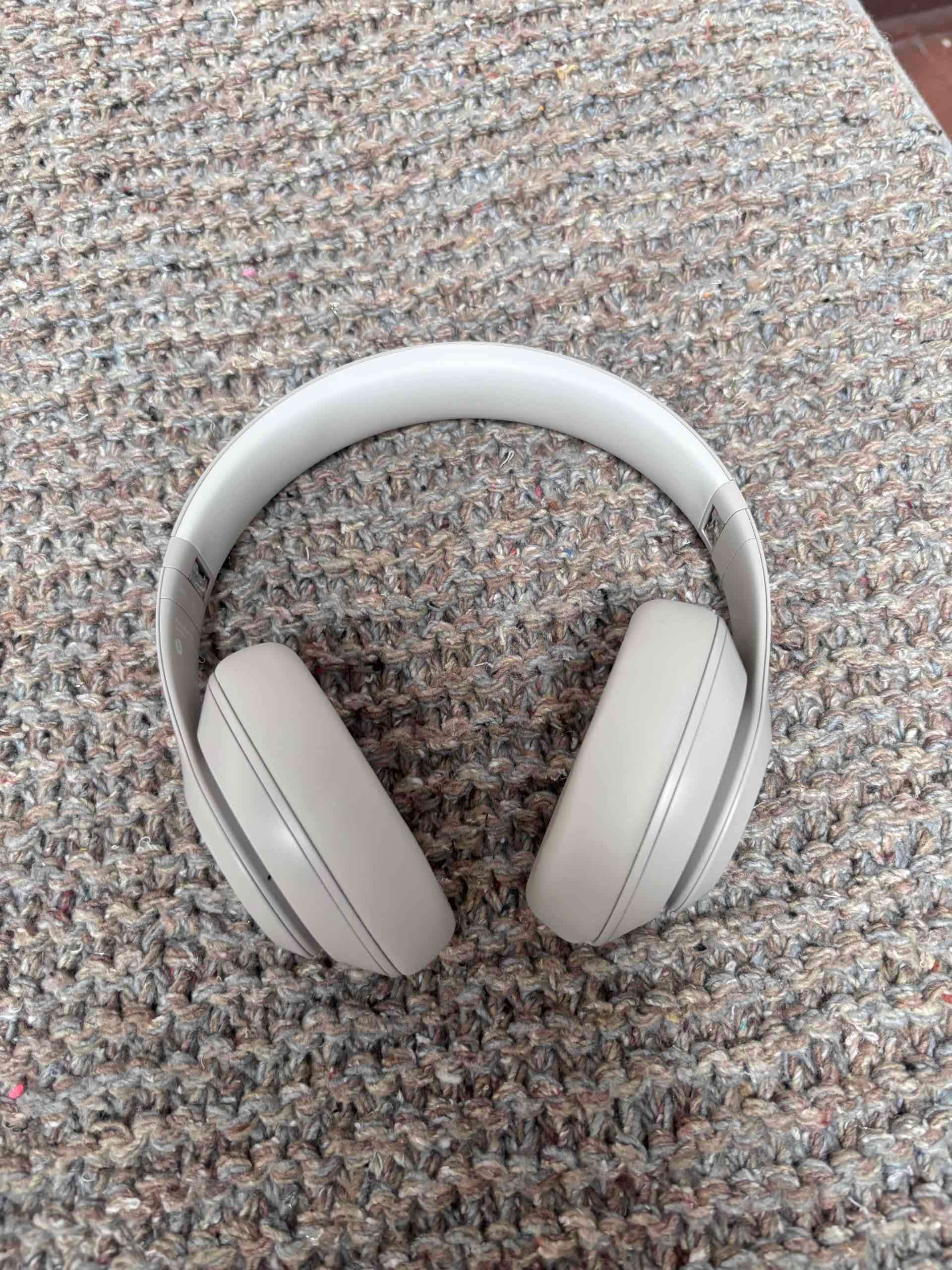 Audífonos Beats gris claro - miniatura 2