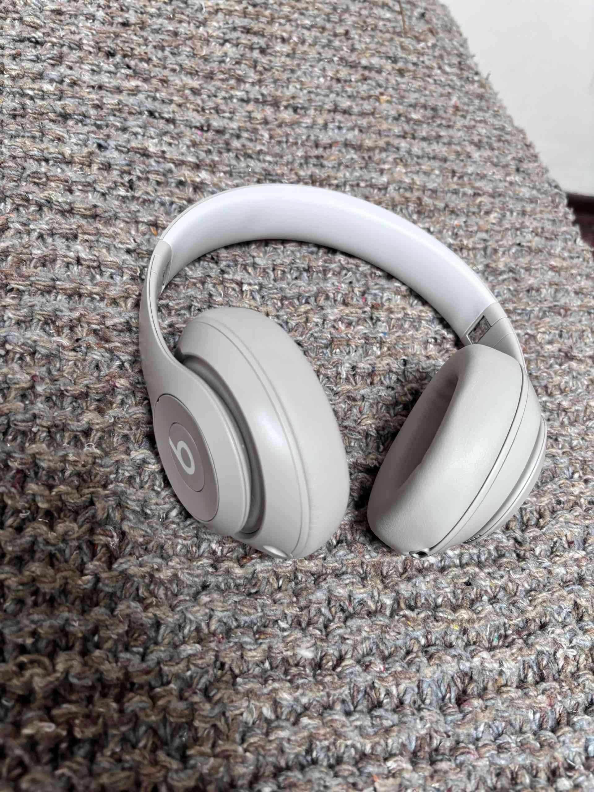 Audífonos Beats gris claro - miniatura 3