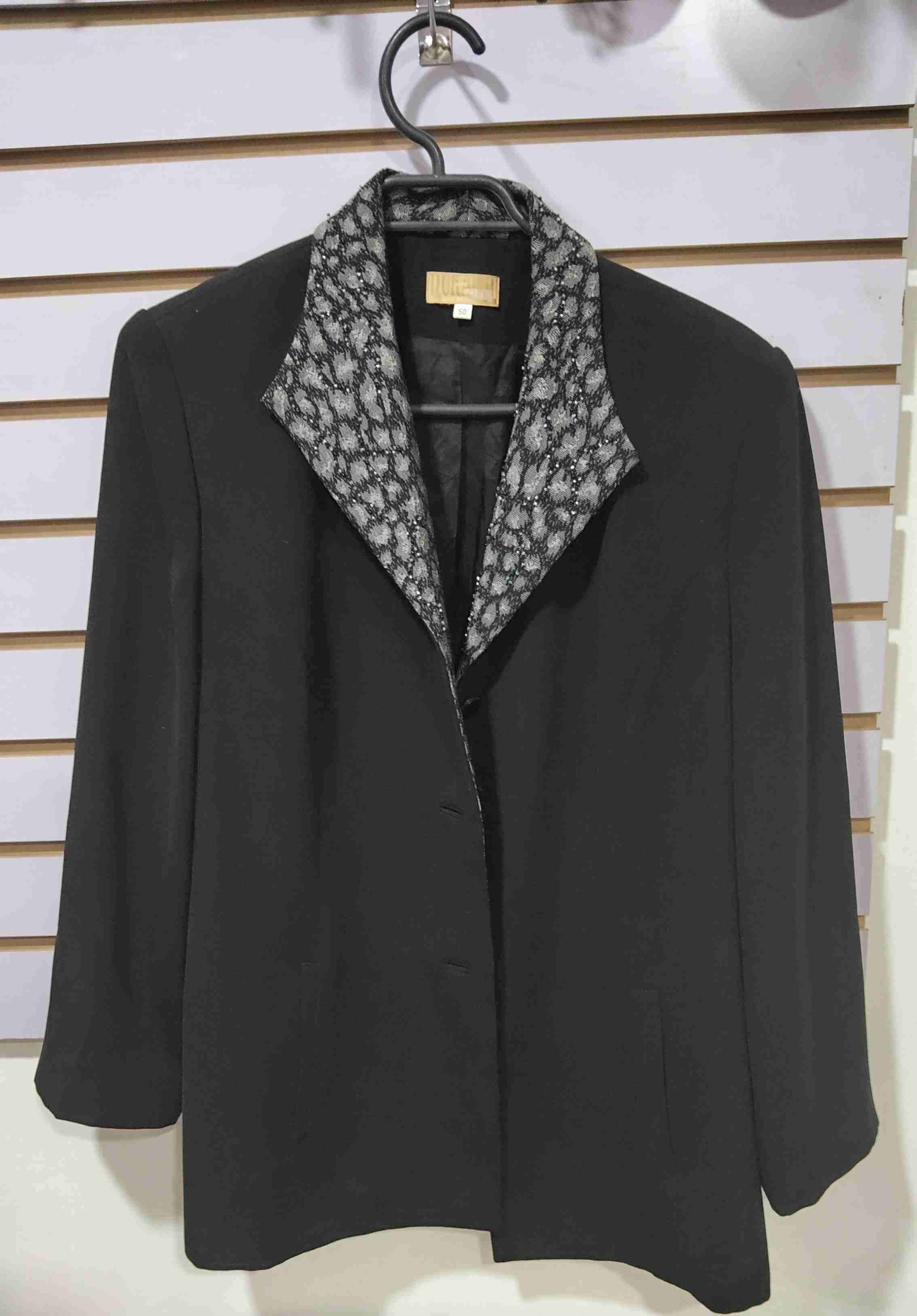 Blazer negro con diseño en solapa