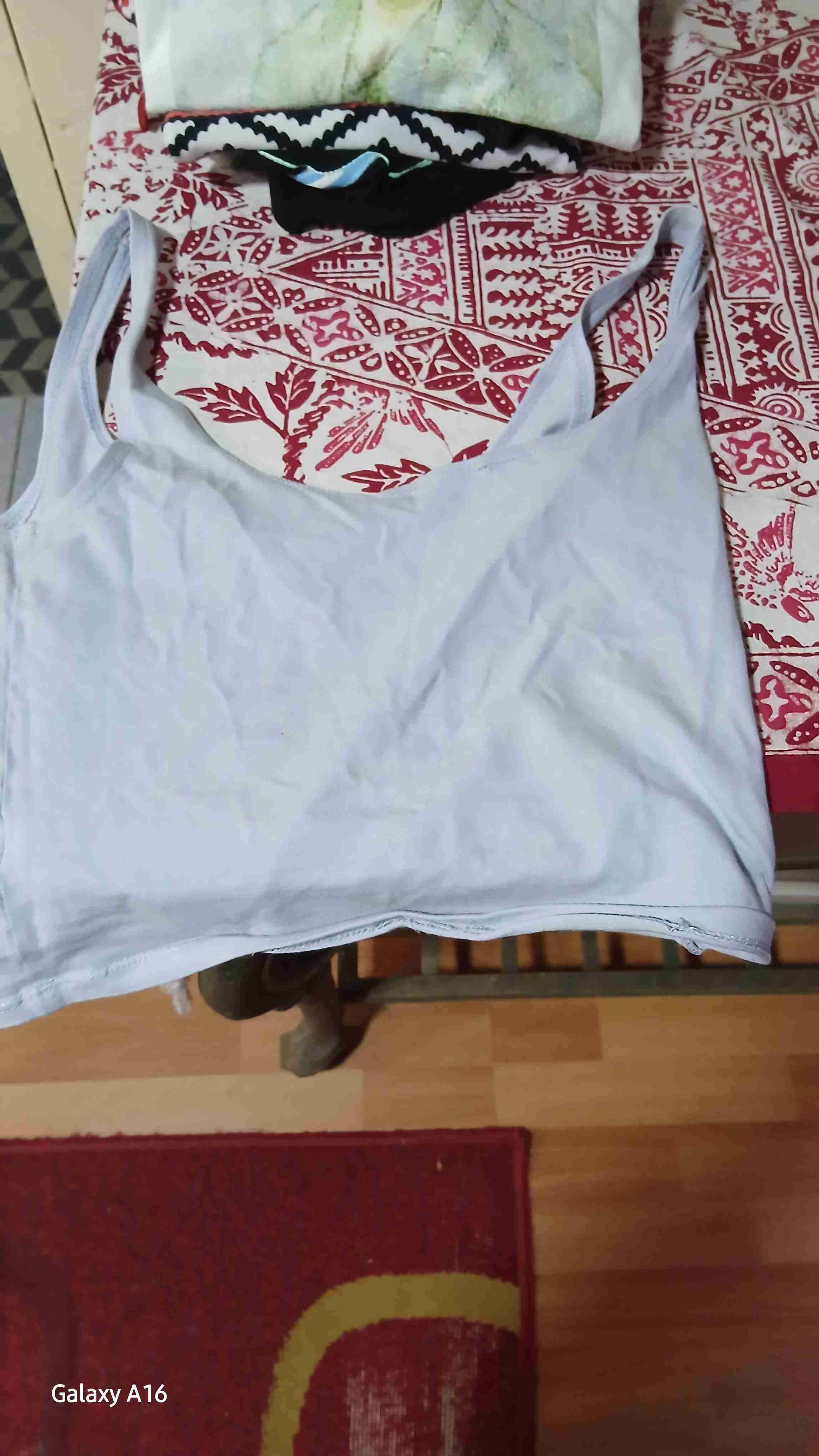 Camiseta blanca sin mangas