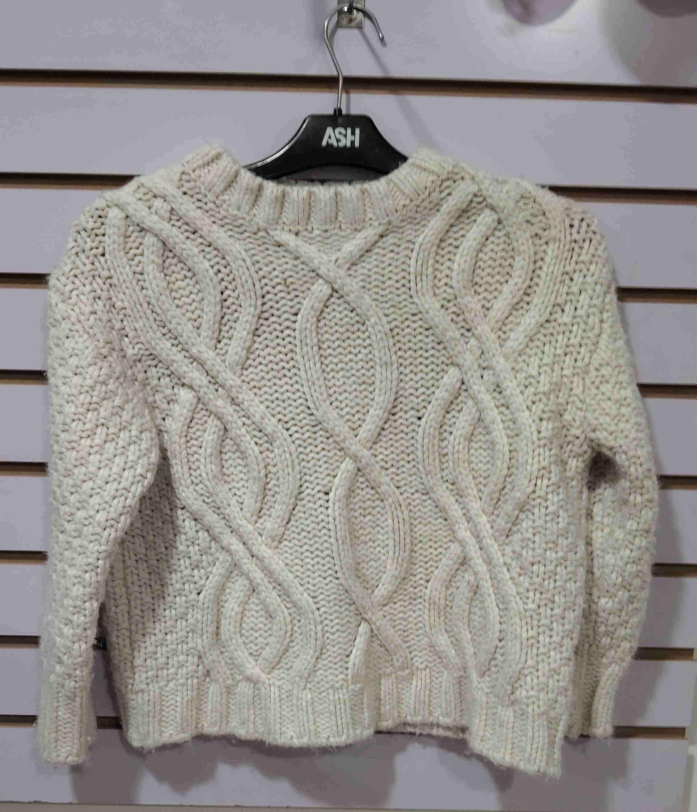 Suéter tejido crema grueso