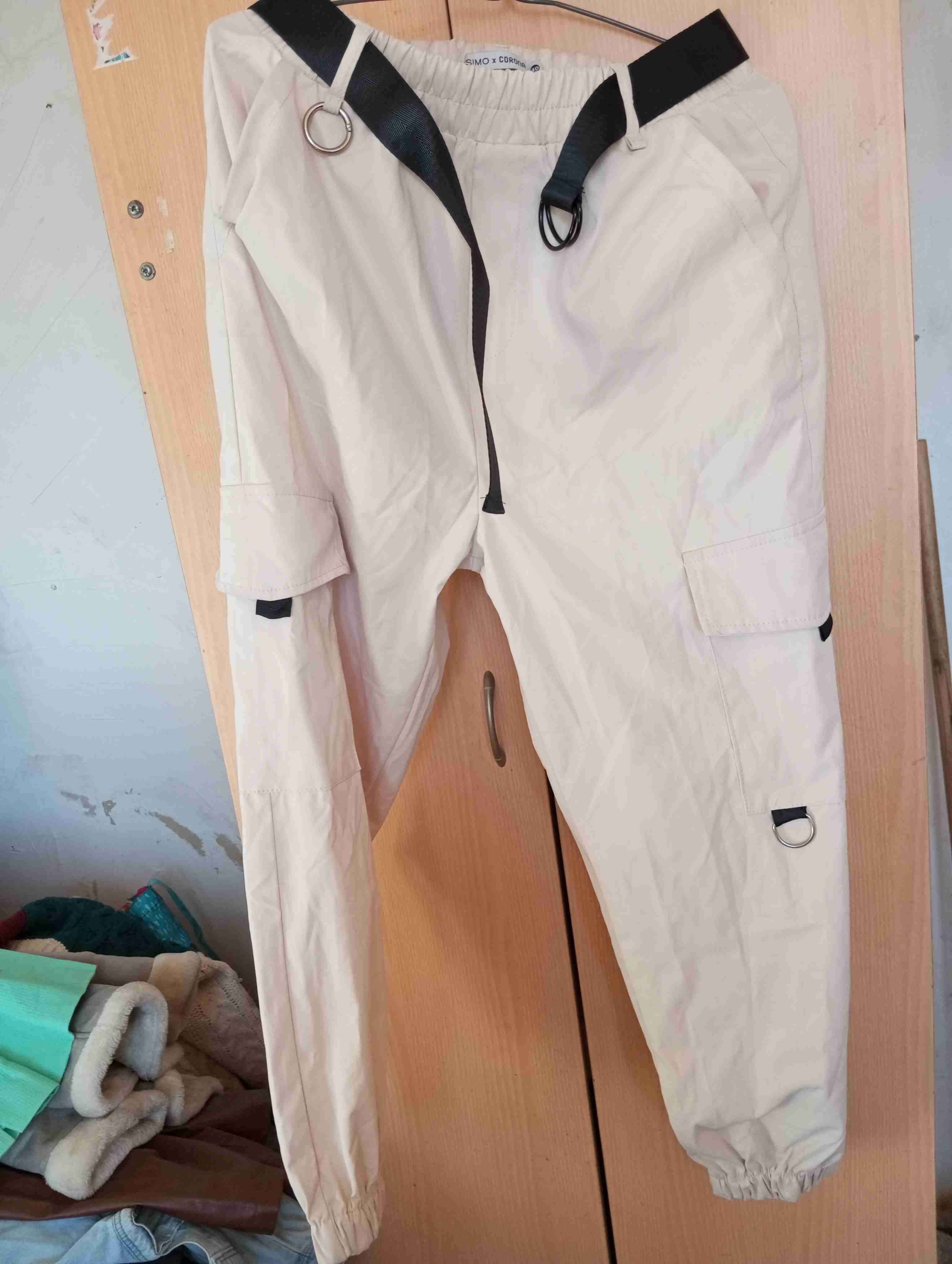 Pantalones cargo beige con cinturón - miniatura 1