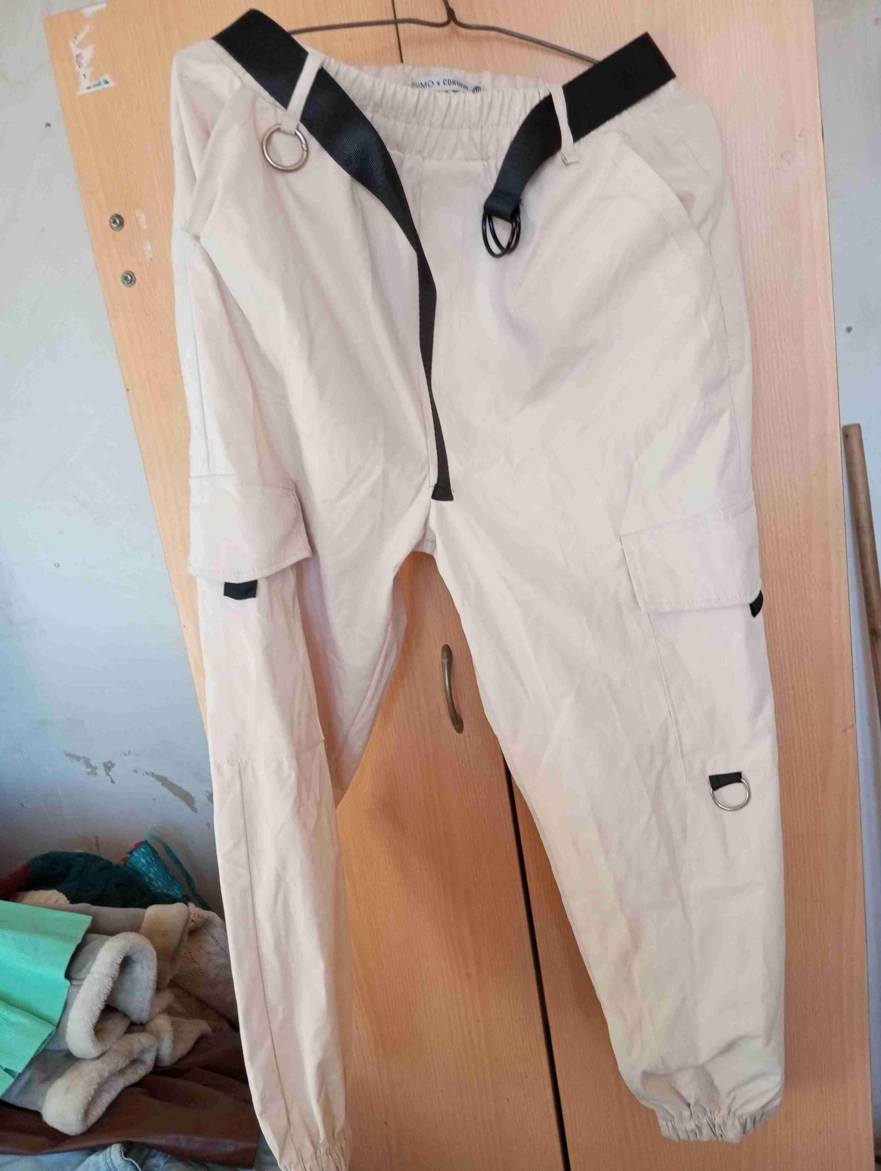 Pantalones cargo beige con cinturón - miniatura 2