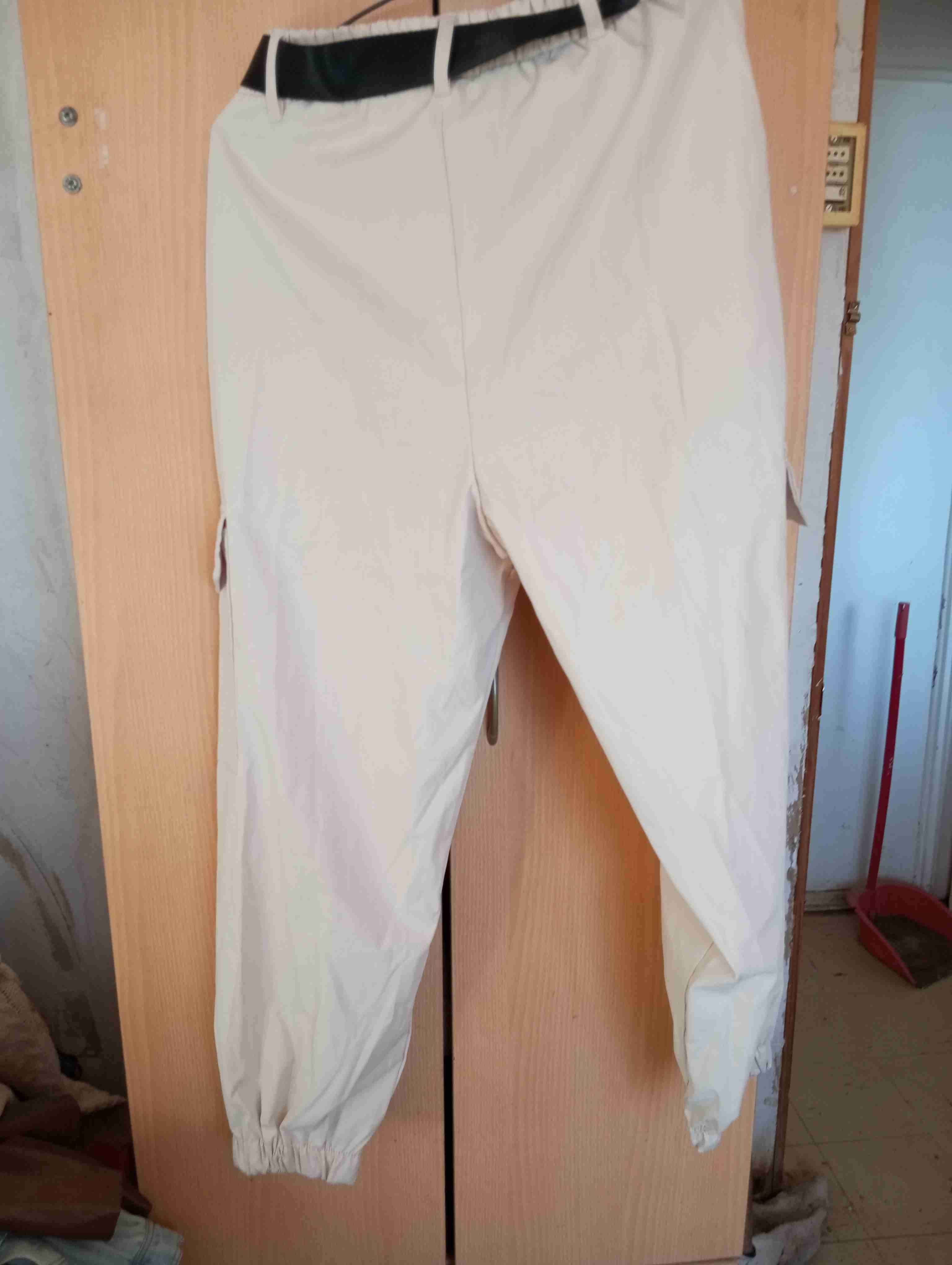 Pantalones cargo beige con cinturón - miniatura 3