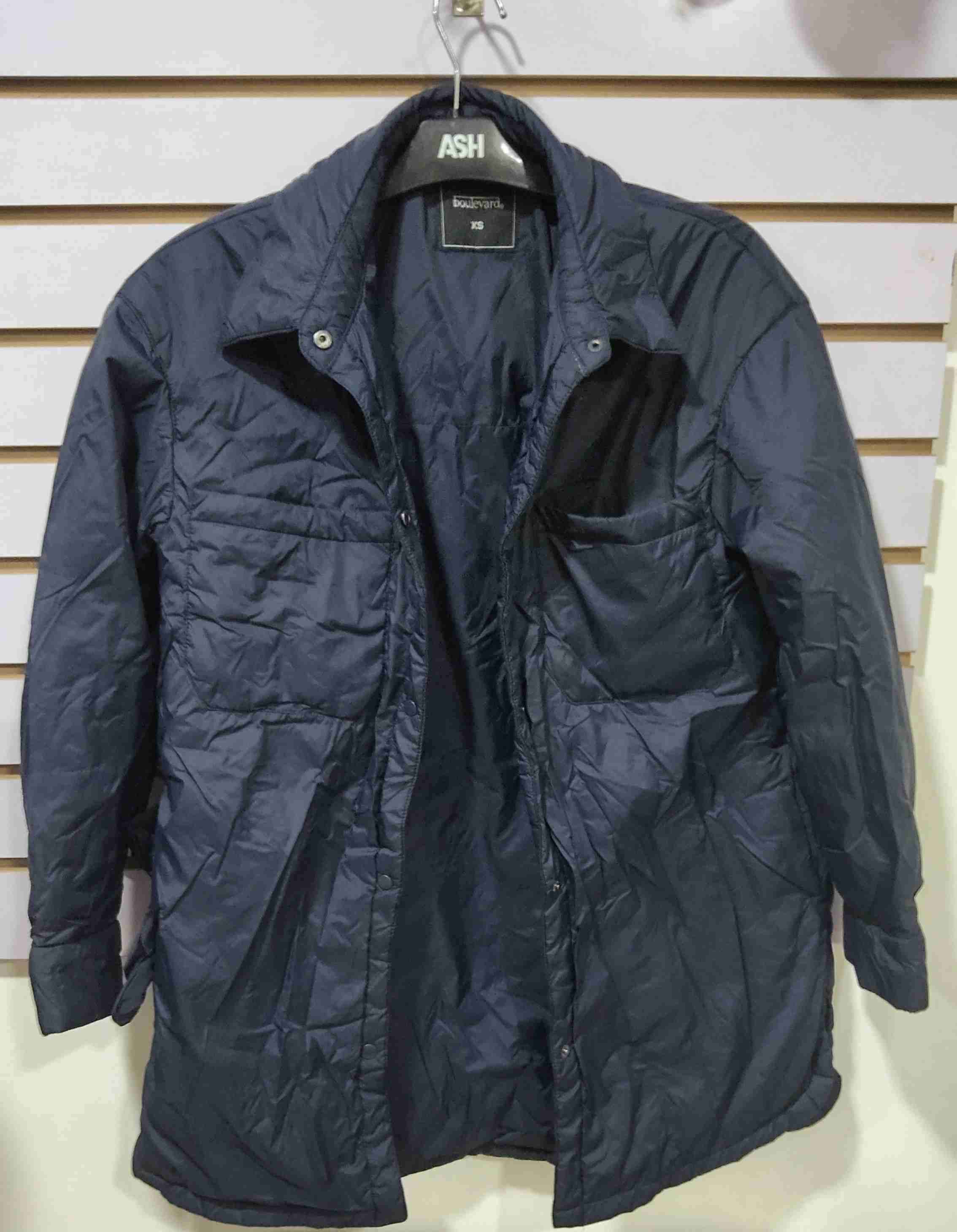 Chaqueta azul acolchada