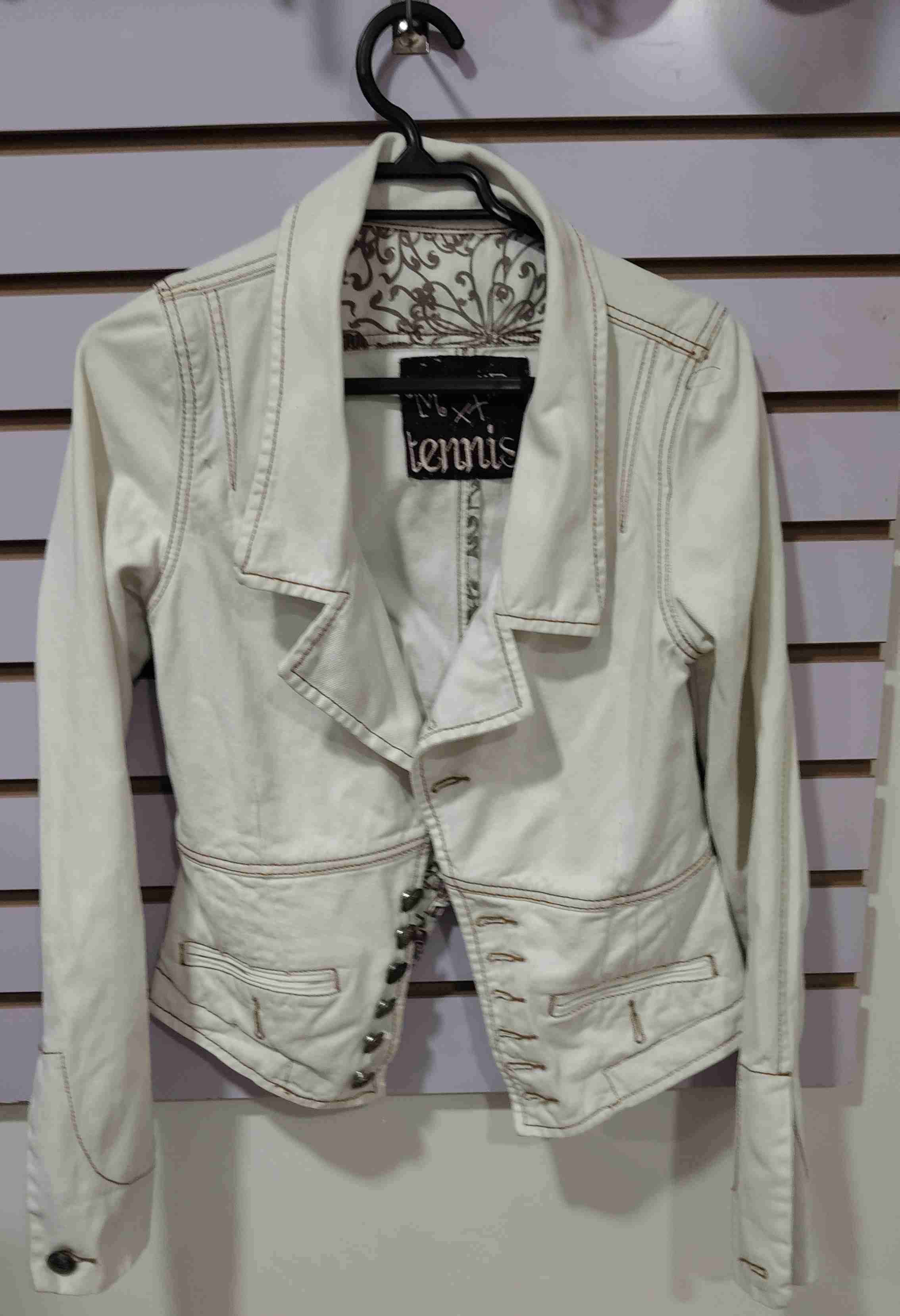 Chaqueta blanca estilo casual
