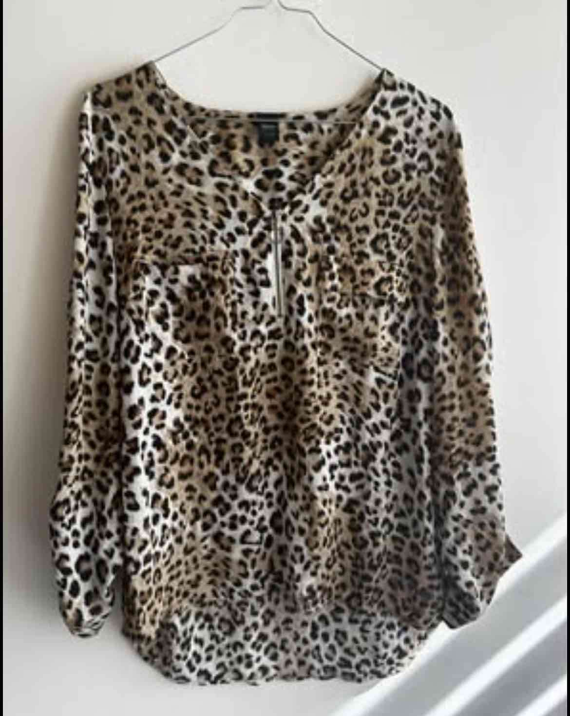 Blusa leopardada de manga larga