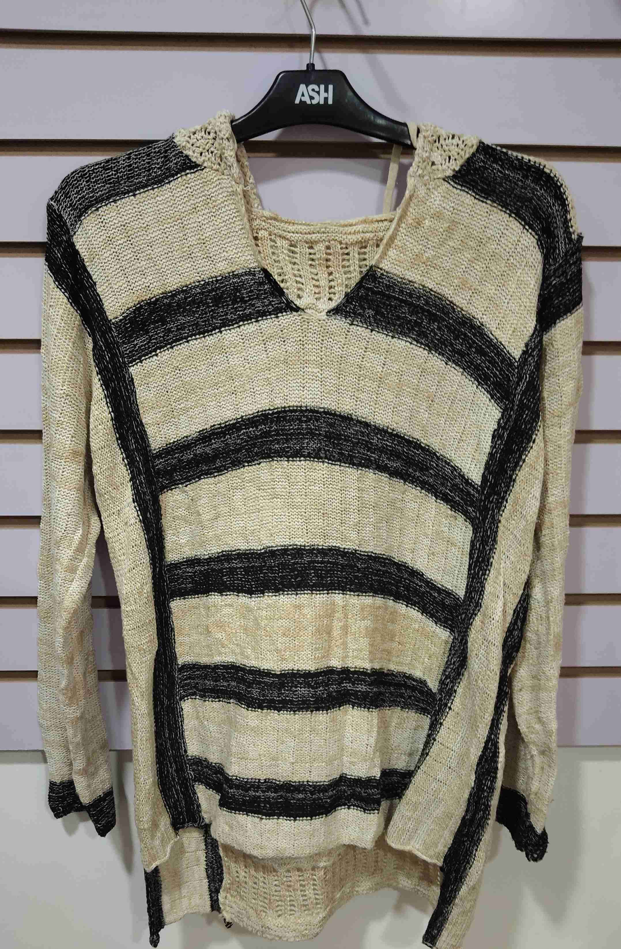 Suéter a rayas negro y beige