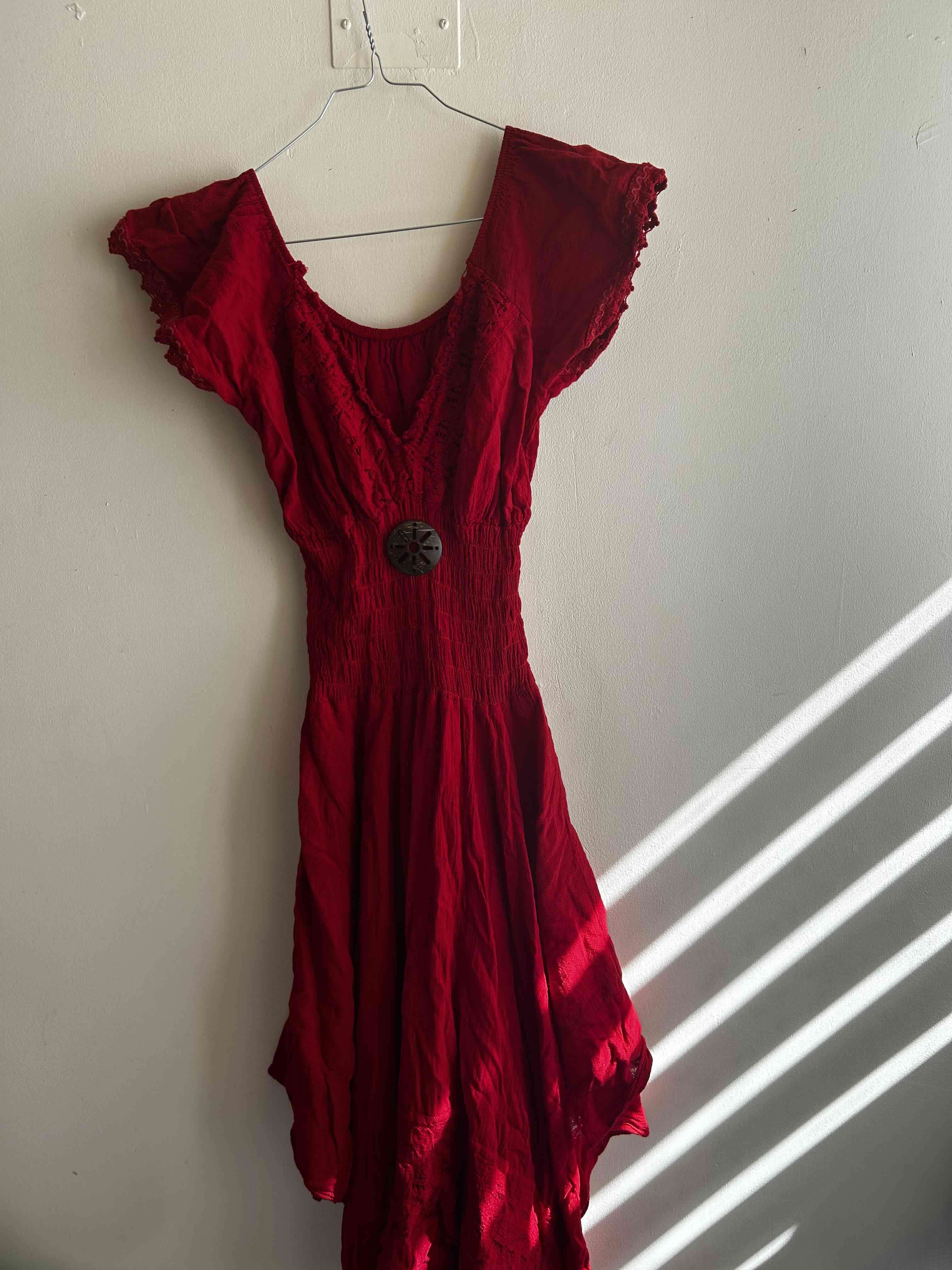 Vestido rojo con detalle frontal - miniatura 1