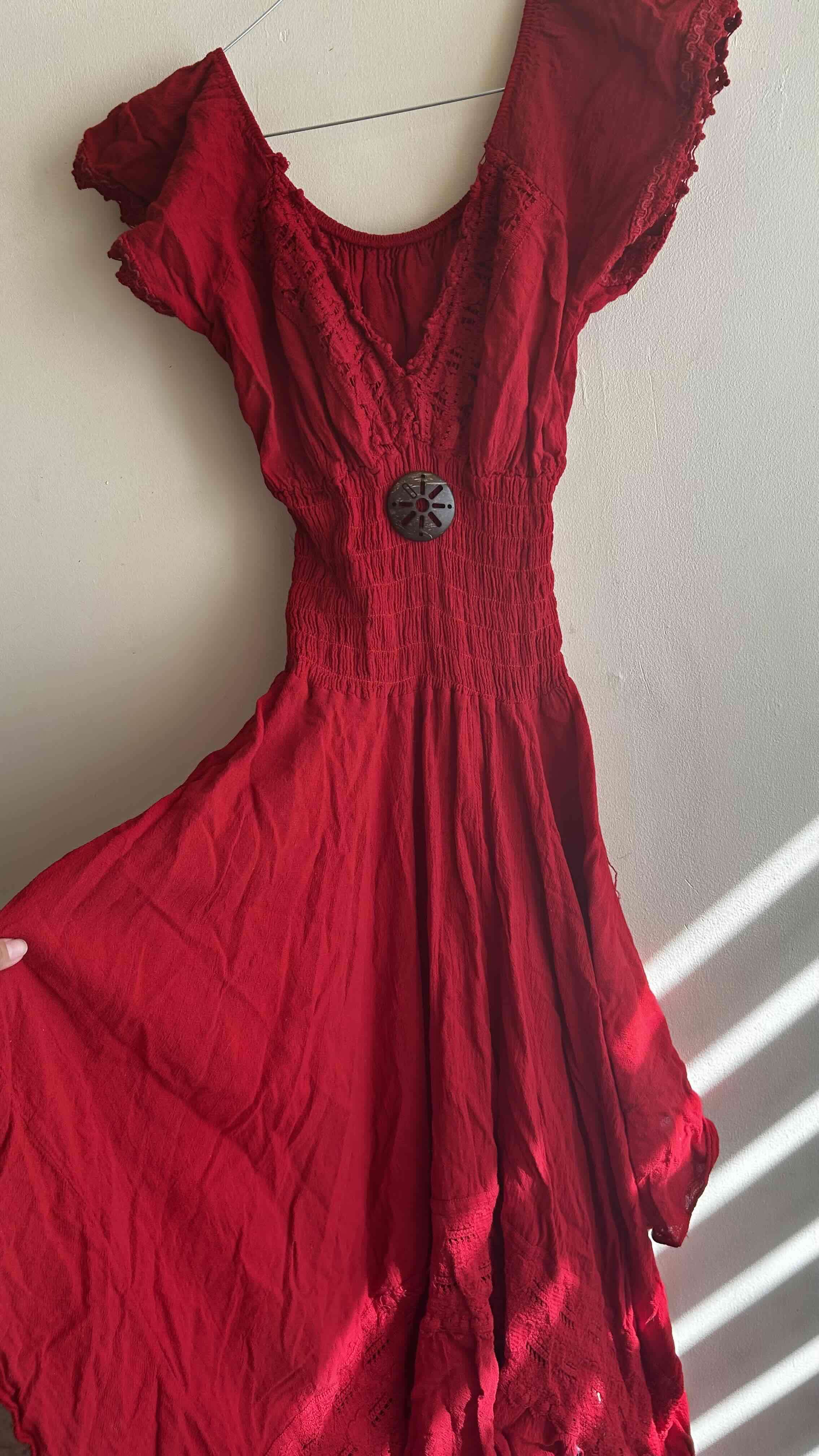 Vestido rojo con detalle frontal - miniatura 2