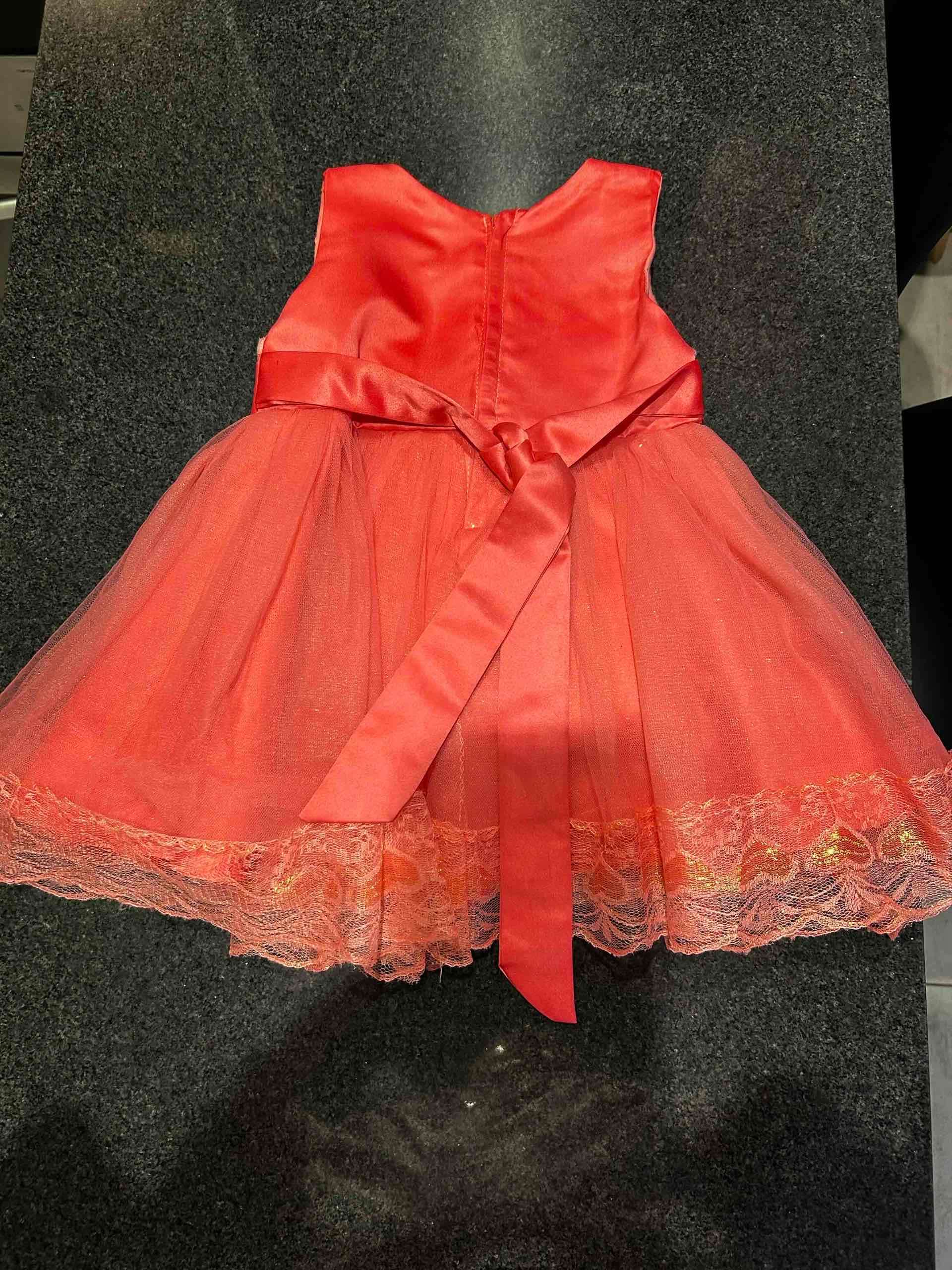 Vestido coral con encaje para niña - miniatura 2
