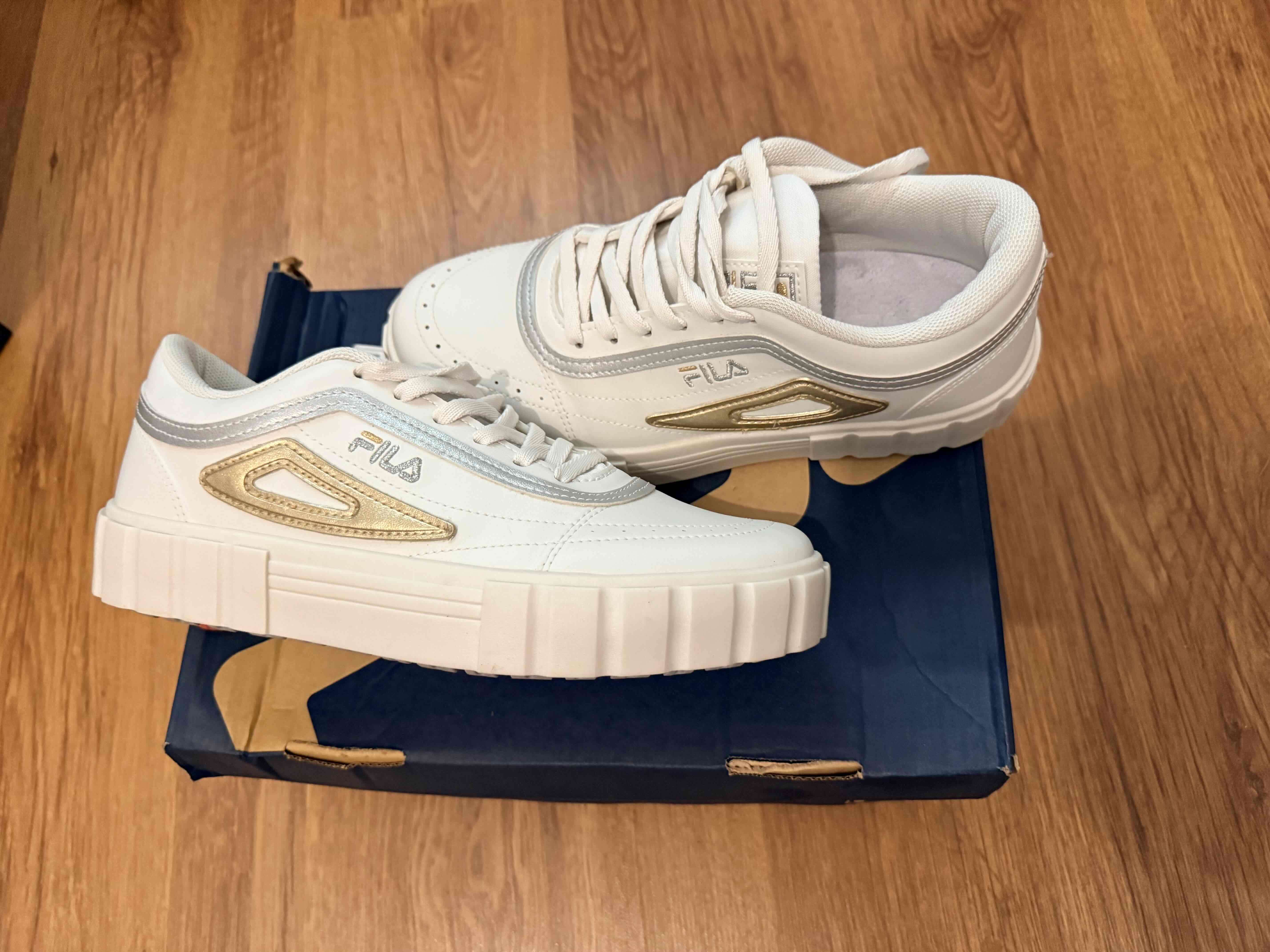 Zapatillas blancas FILA con detalles dorados - miniatura 1