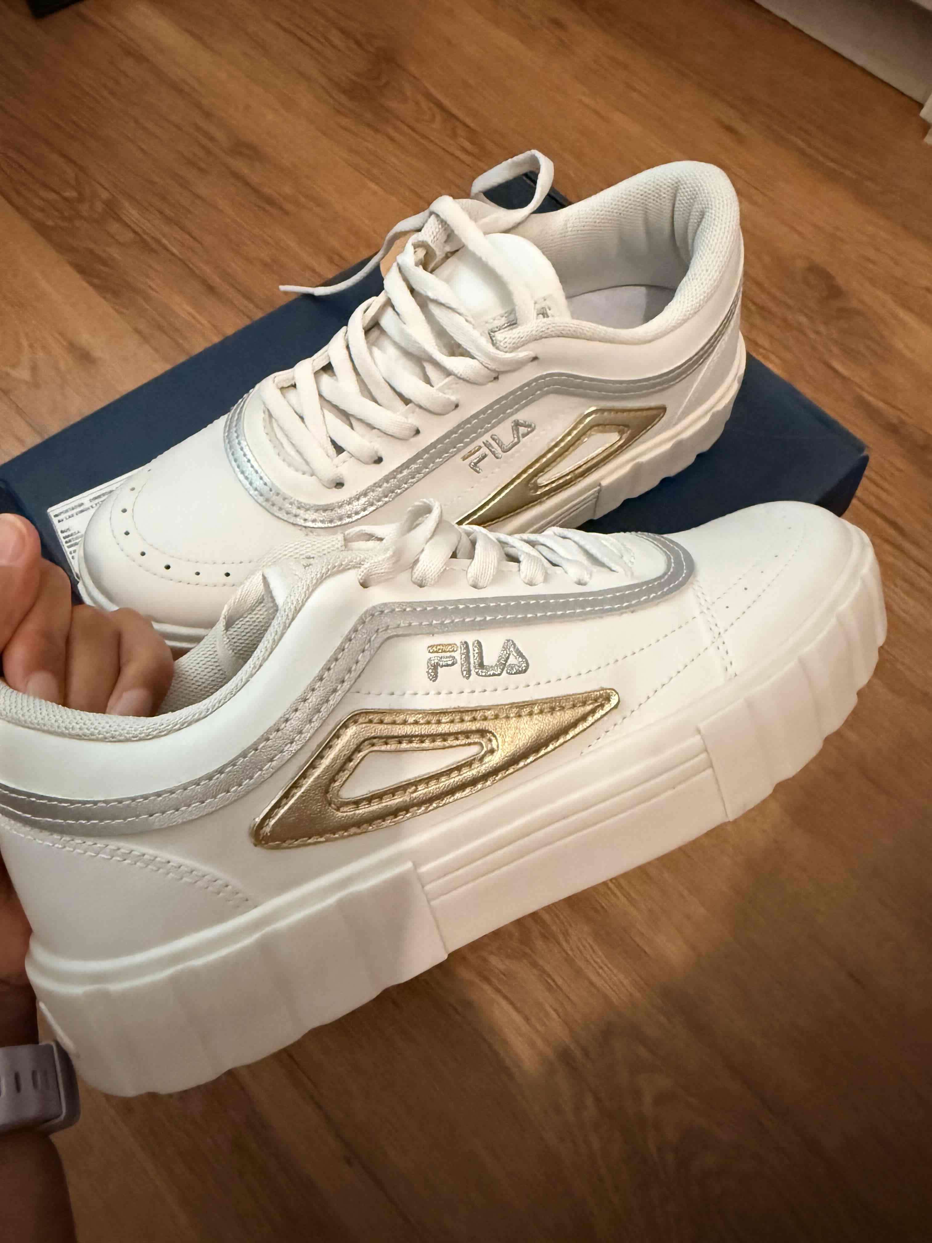 Zapatillas blancas FILA con detalles dorados - miniatura 2