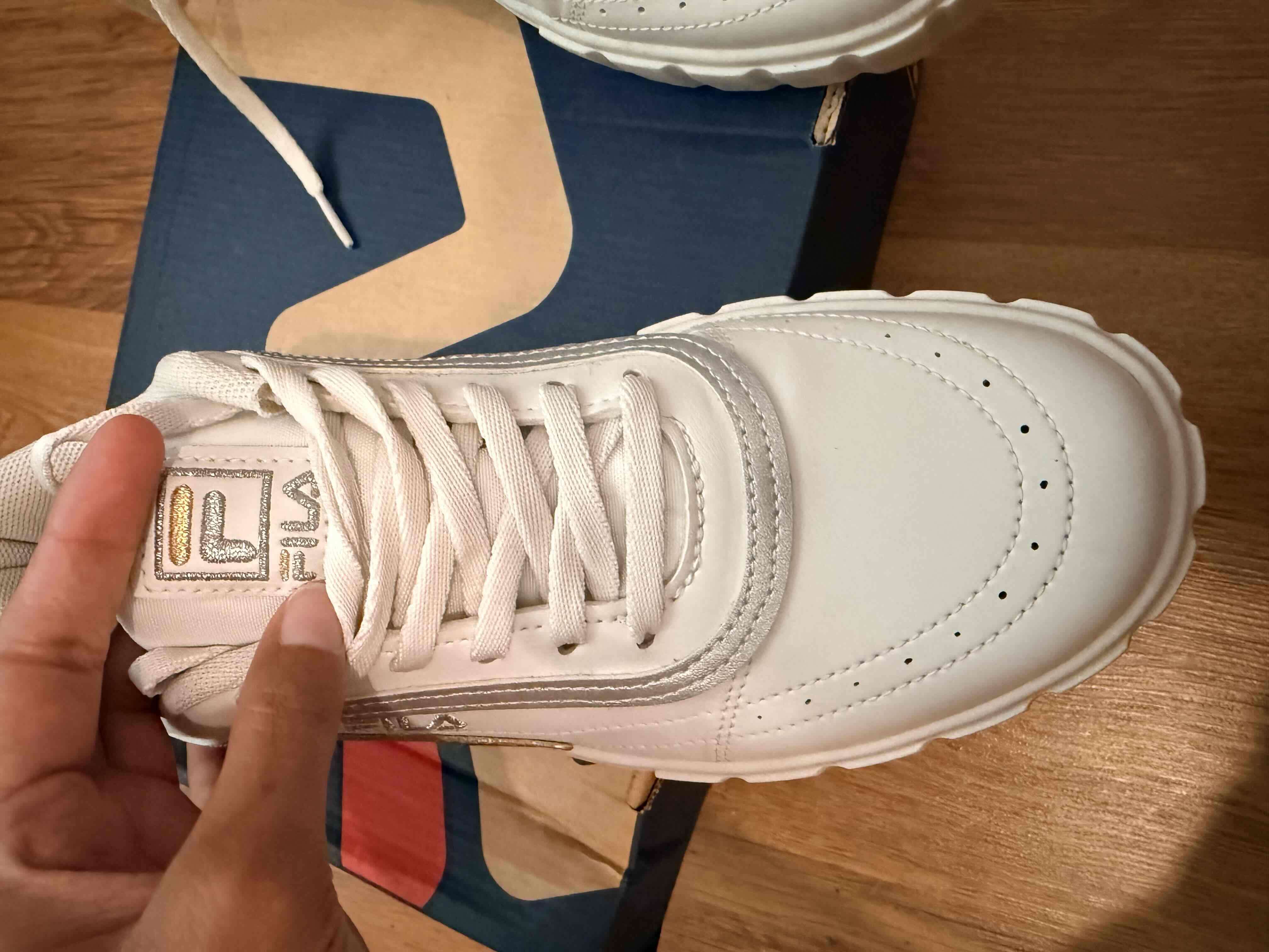Zapatillas blancas FILA con detalles dorados - miniatura 4