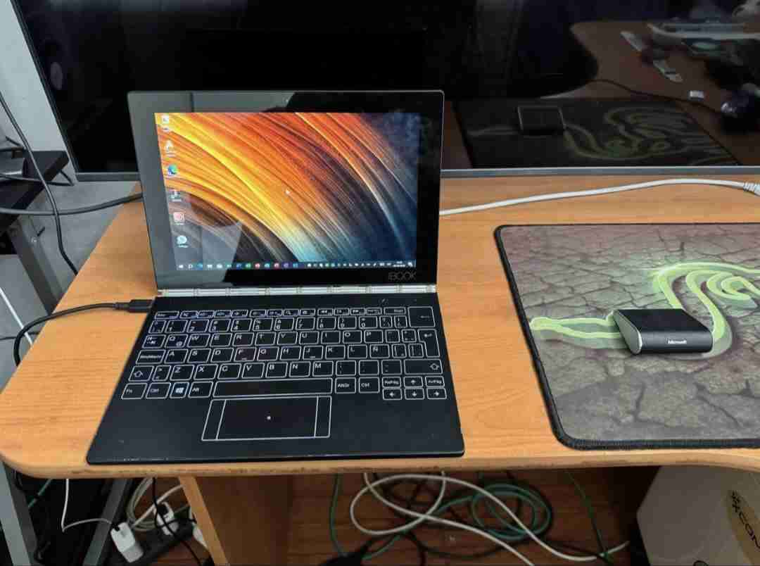 POR VIAJE VENDO TABLET PC LENOVO YOGA BOOK YB1-91F - miniatura 1
