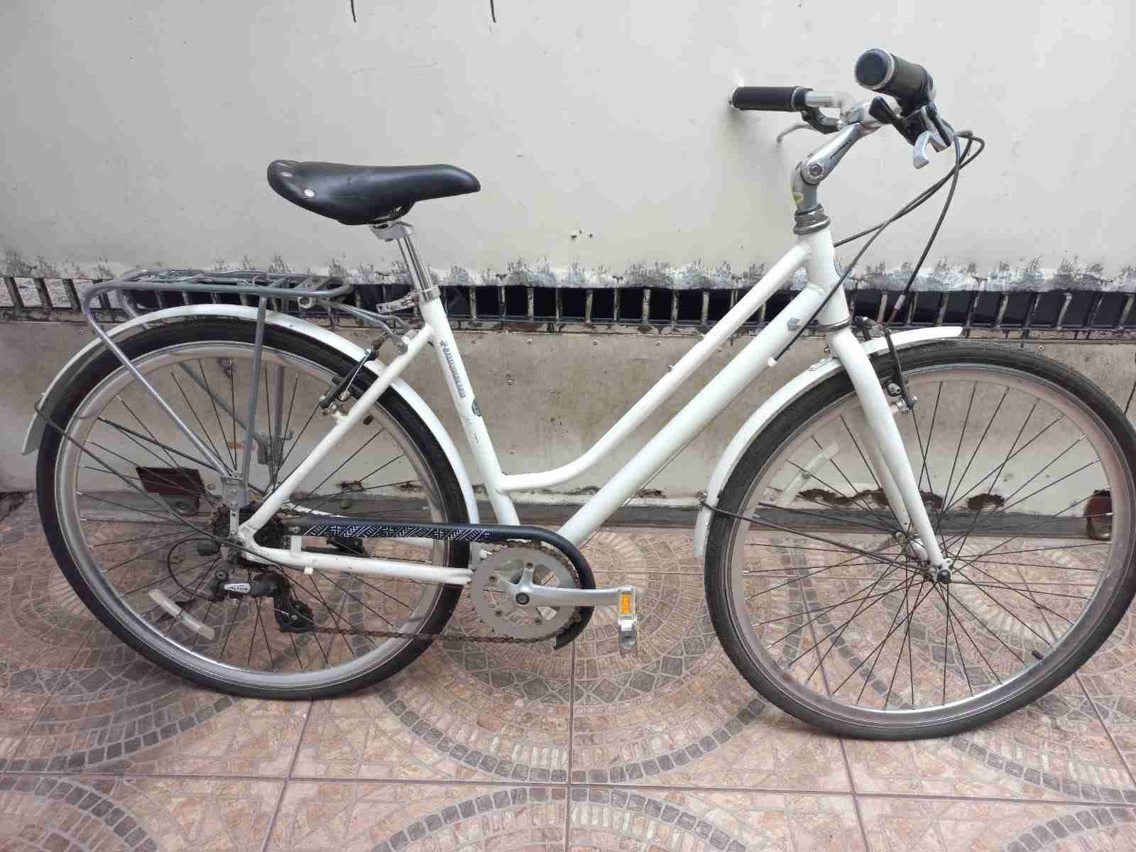 Bicicleta urbana blanca - miniatura 4