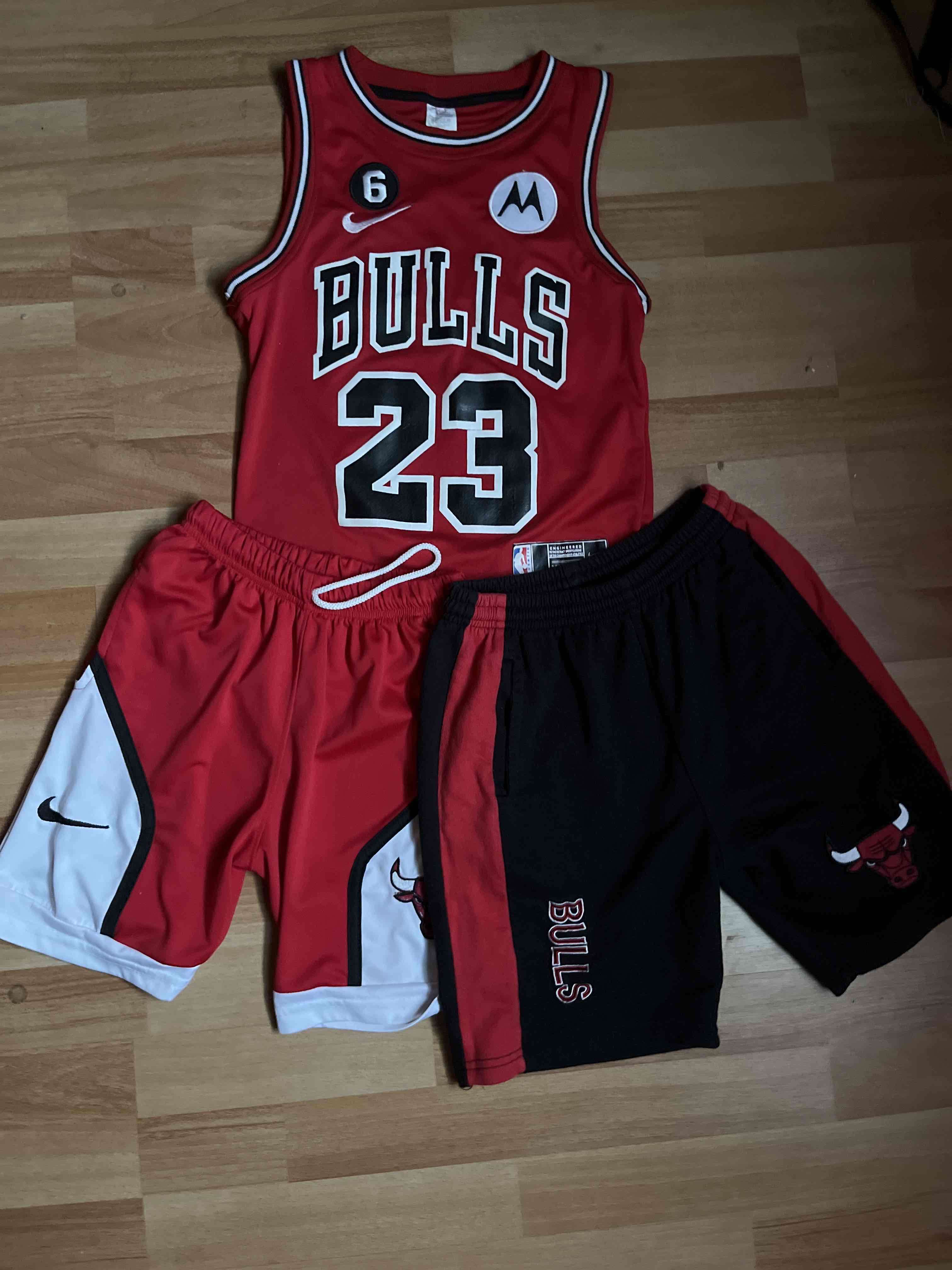 Conjunto deportivo Bulls rojo Talla 12-14 Niños - miniatura 1