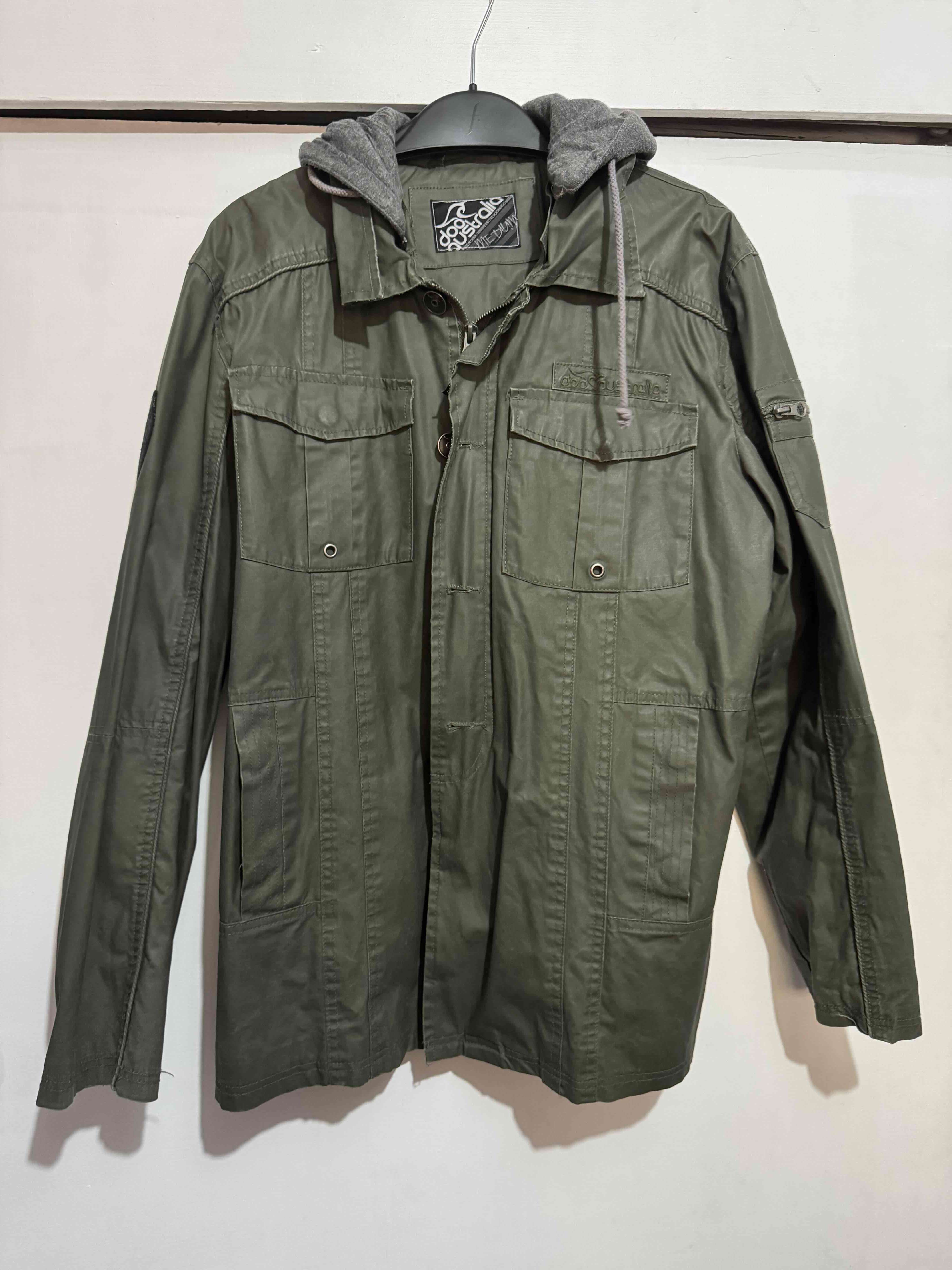 Chaqueta verde con capucha - miniatura 1