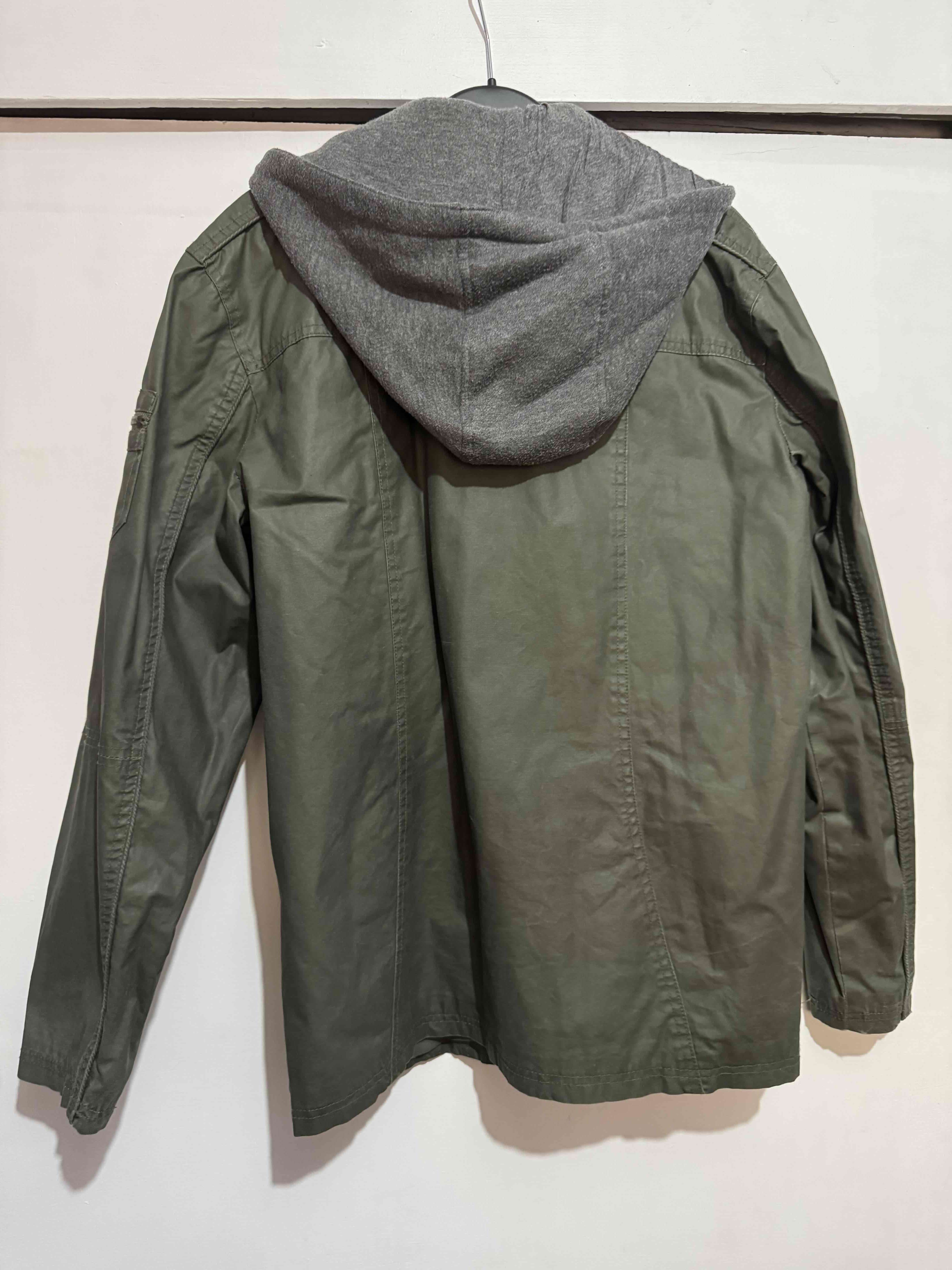 Chaqueta verde con capucha - miniatura 2