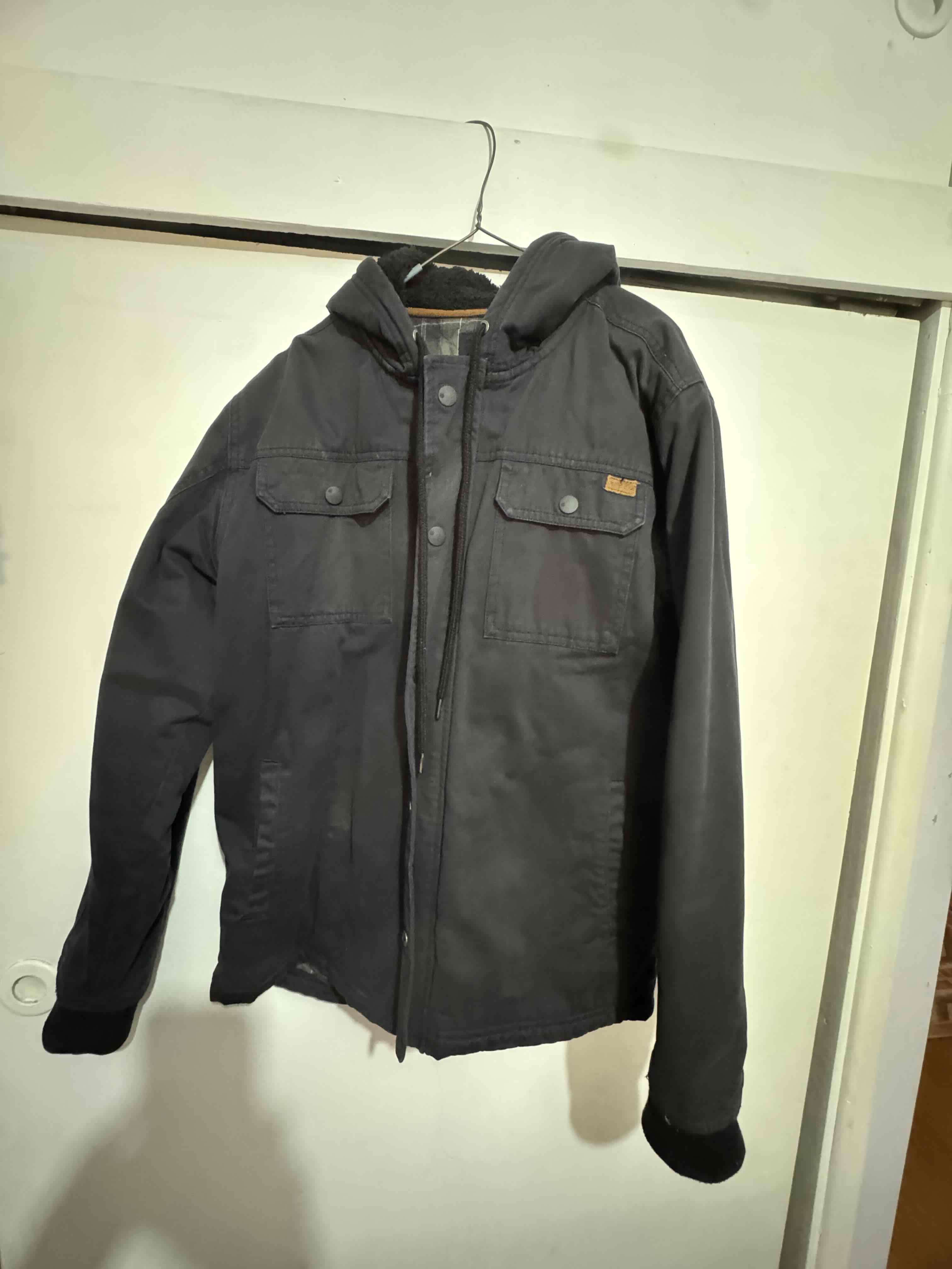 Chaqueta negra con capucha - miniatura 1