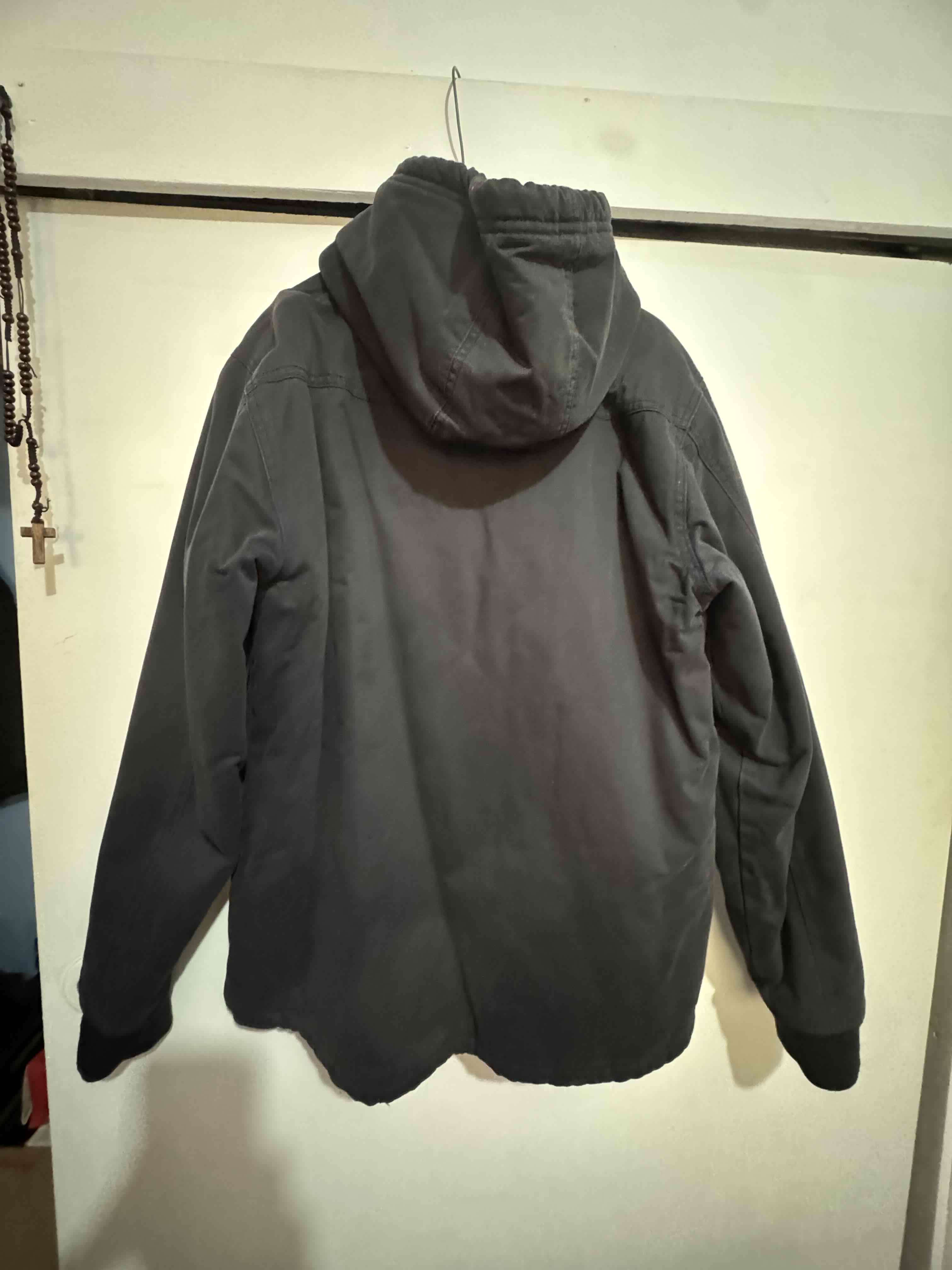 Chaqueta negra con capucha - miniatura 2