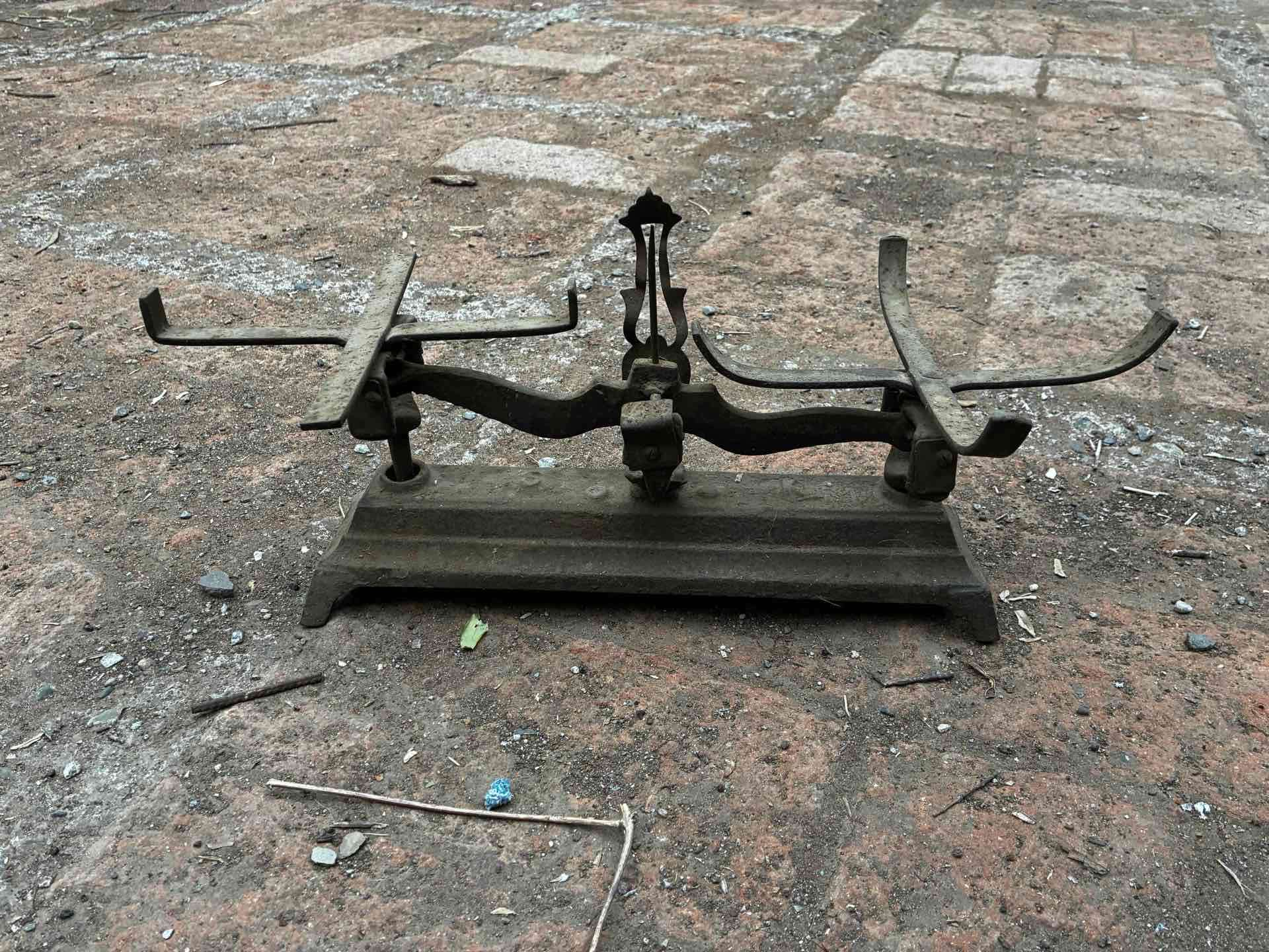 Balanza antigua de fierro - miniatura 1