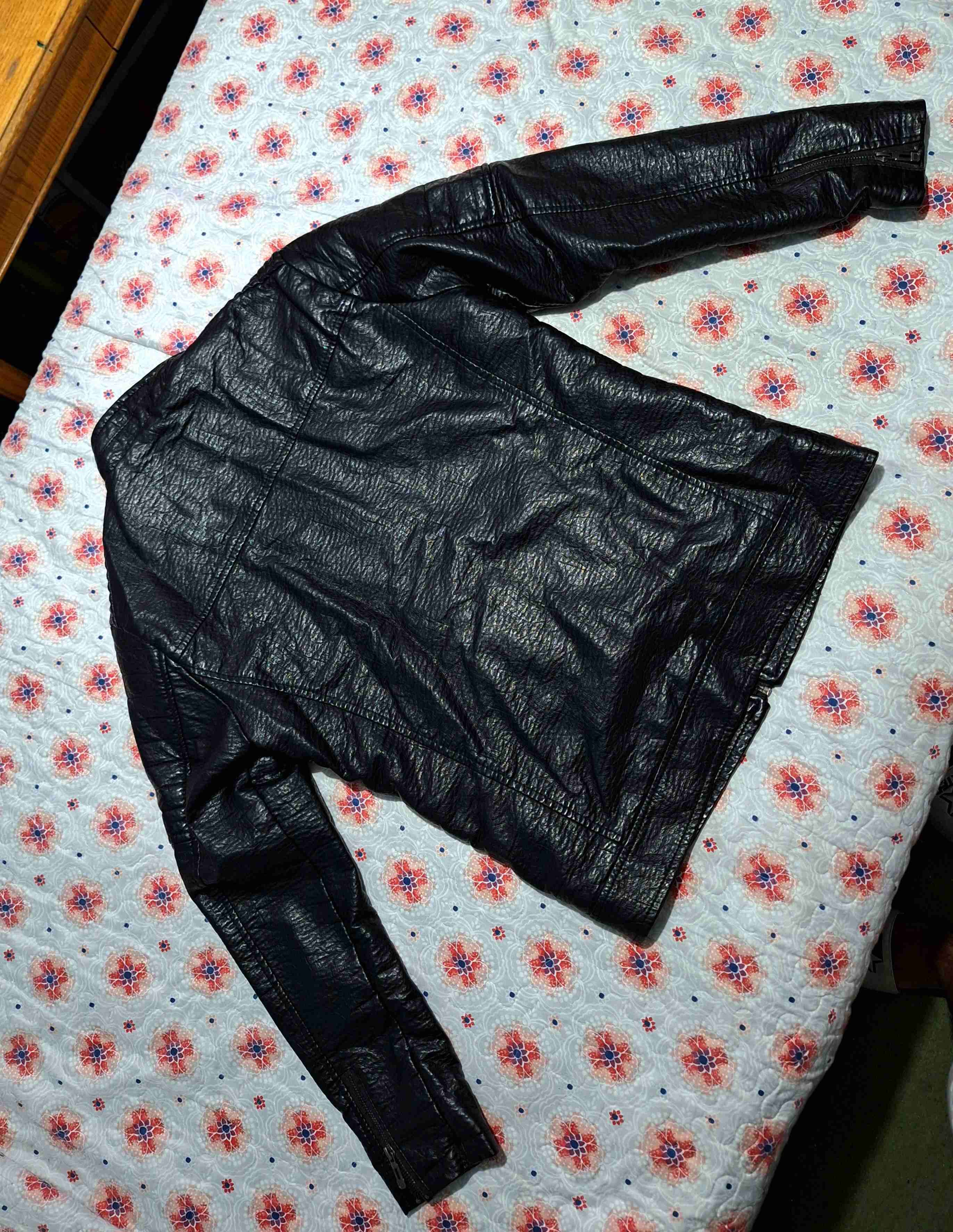 Chaqueta negra eco cuero - miniatura 4